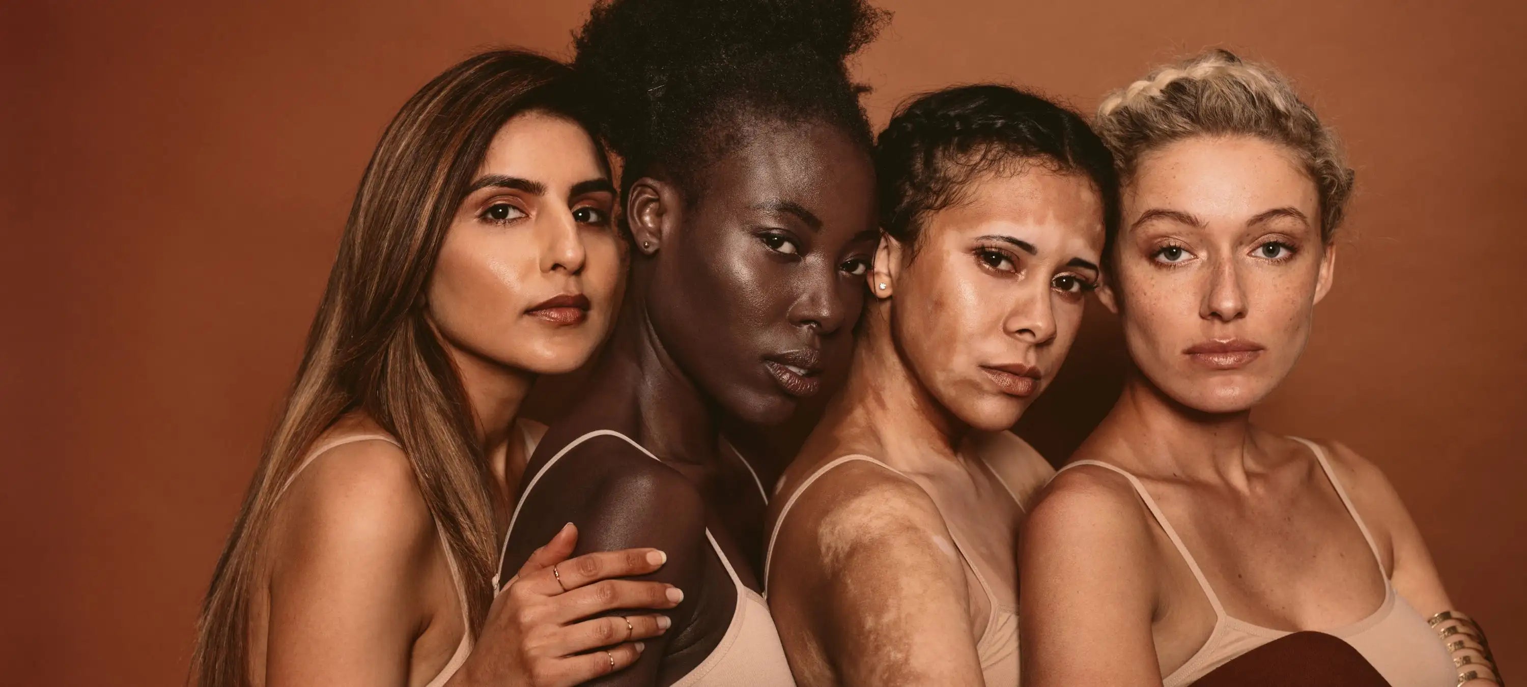 Vier Frauen mit unterschiedlichen Hauttypen.