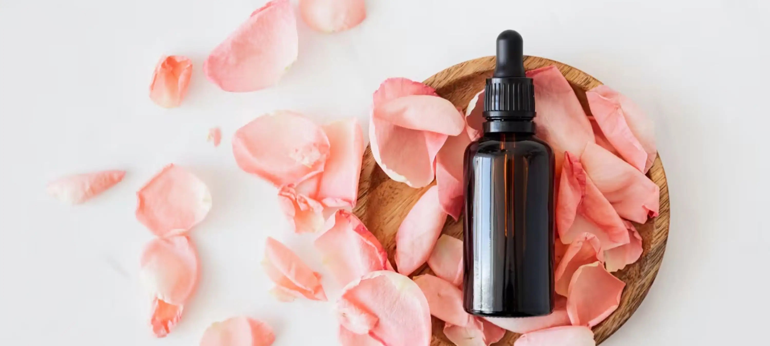 Jjobaöl auf Rosenblättern.