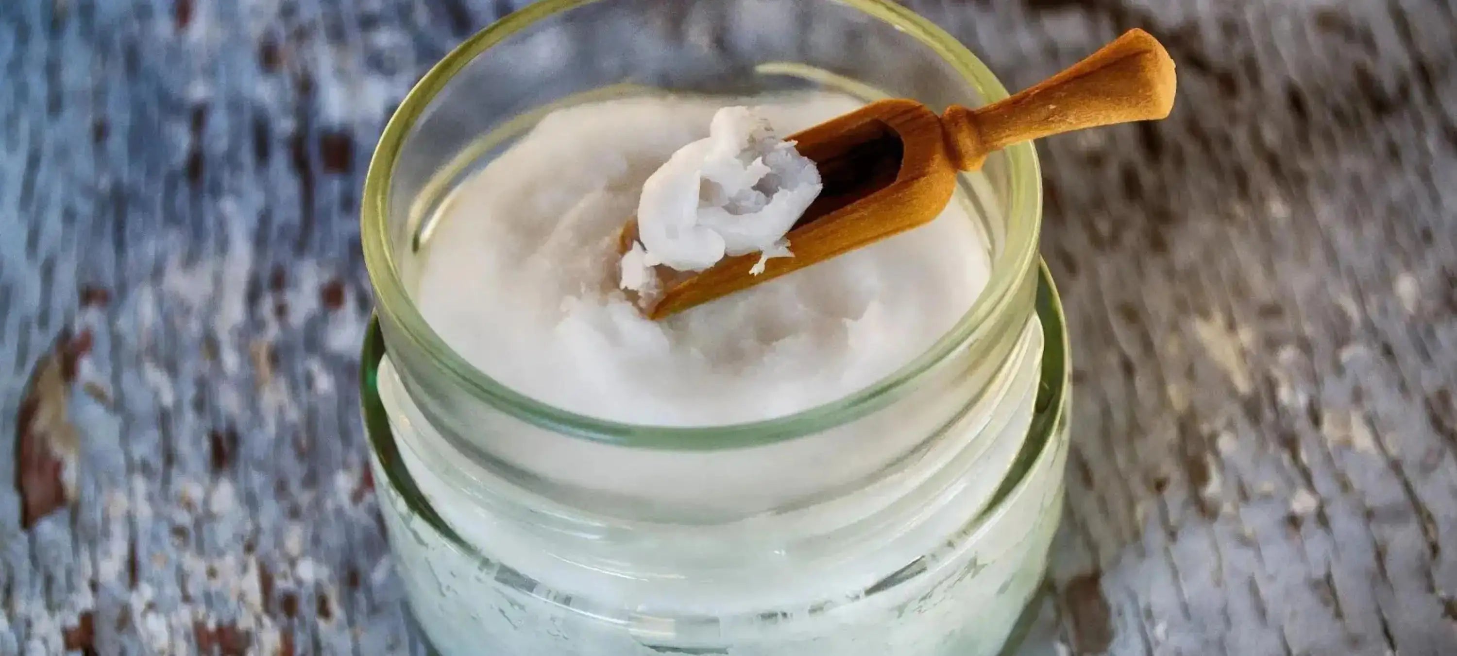 Naturkosmetik aus pflanzlichen Inhaltsstoffen in einem Glas.