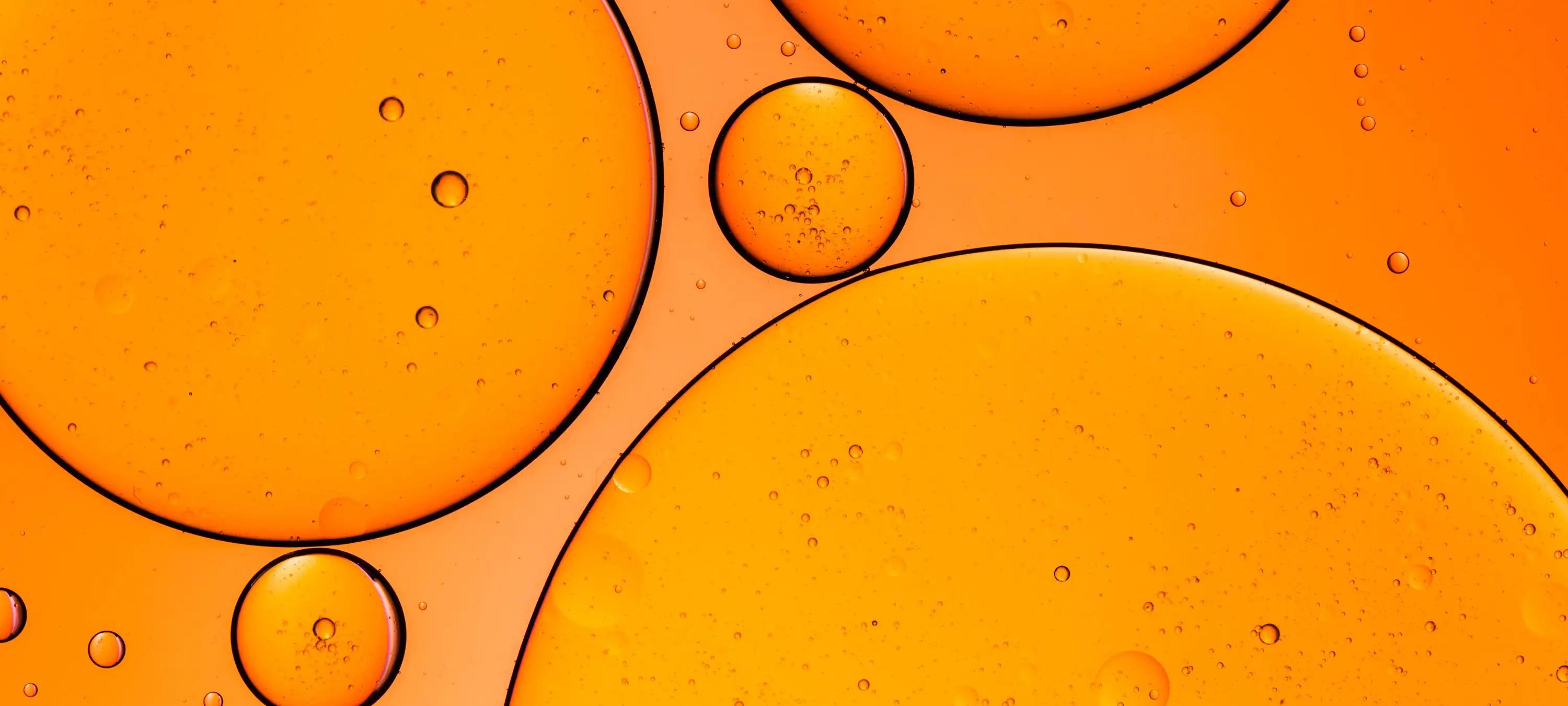 Gesichtsöl Tropfen unter dem Mikroskop.