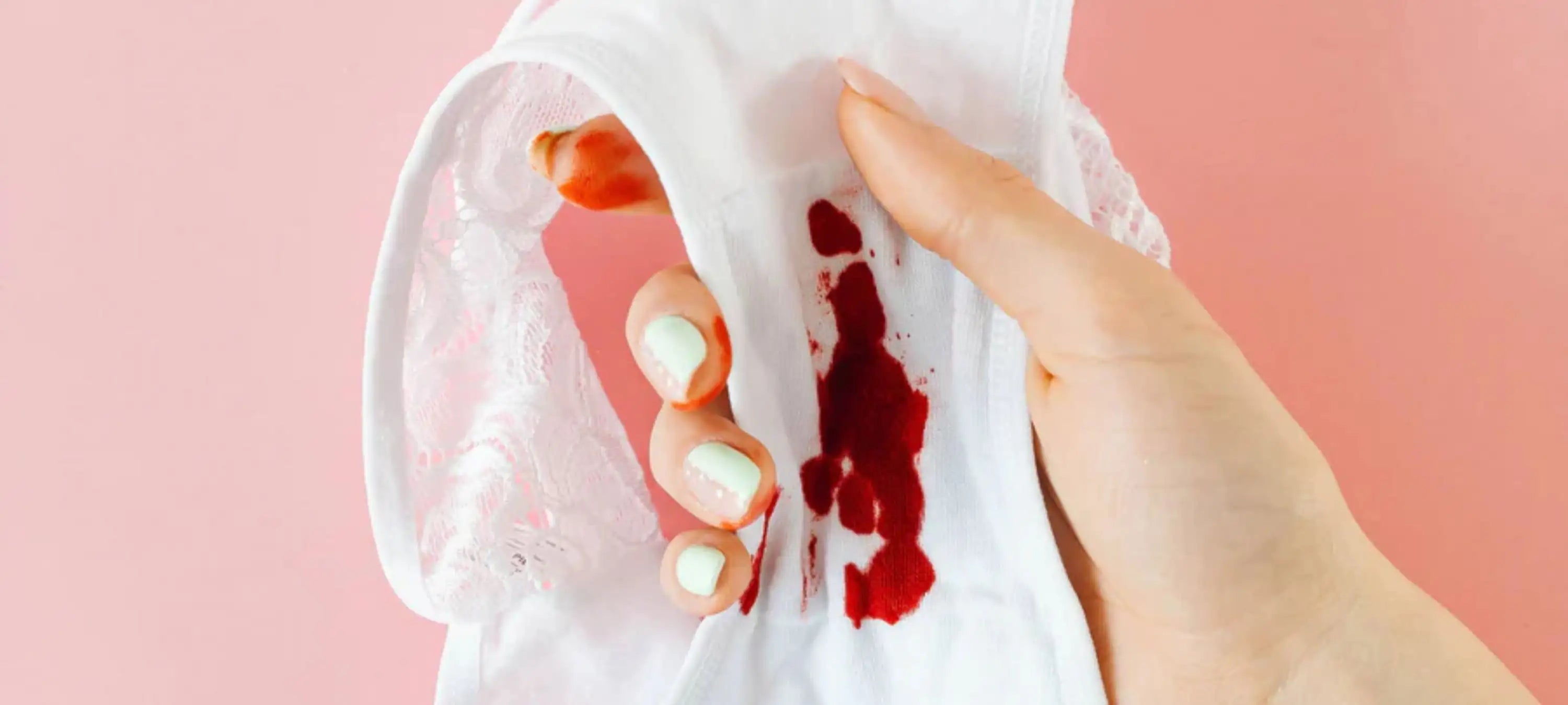 Eine Hand hält blutverschmierte Unterwäsche, weil wegen Periodenarmut zu wenig Geld für Hygieneartikel zur Verfügung steht. Periodenunterwäsche ist langfristig eine günstige Alternative zu Einwegprodukten.