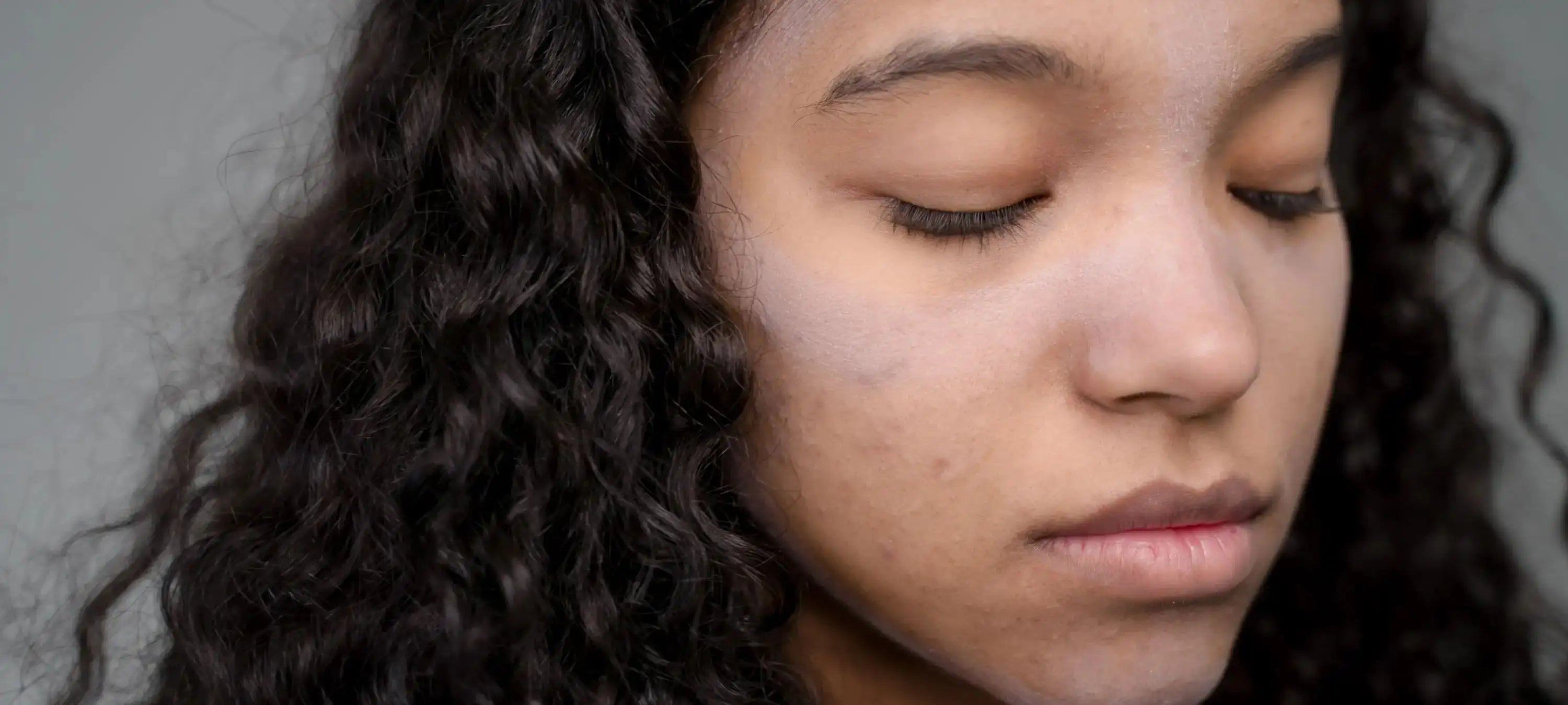 Zyklusbedingte Hormonschwankungen können das Hautbild beeinflussen. Mit dem Reinigungsöl von MYLILY kann man die Haut während der gesamten Periode schonend und natürlich reinigen.