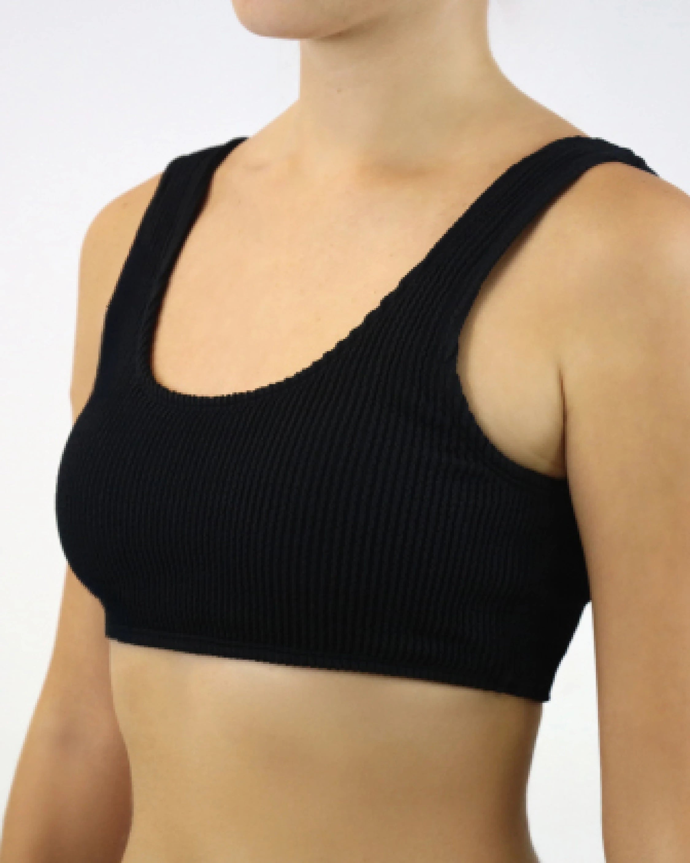 Schwarzes Bikini-Oberteil mit gerippter Struktur, breiten Trägern und perfekter Passform – bequem, stilvoll und ideal für Strand & Pool.