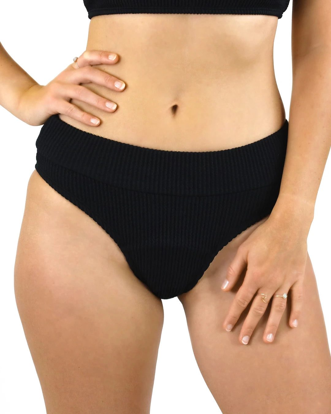 Schwarze gerippte Bikinihose mit hohem Bund, figurbetont und bequem. Perfekte Passform für Strand, Pool und entspanntes Sonnenbaden.