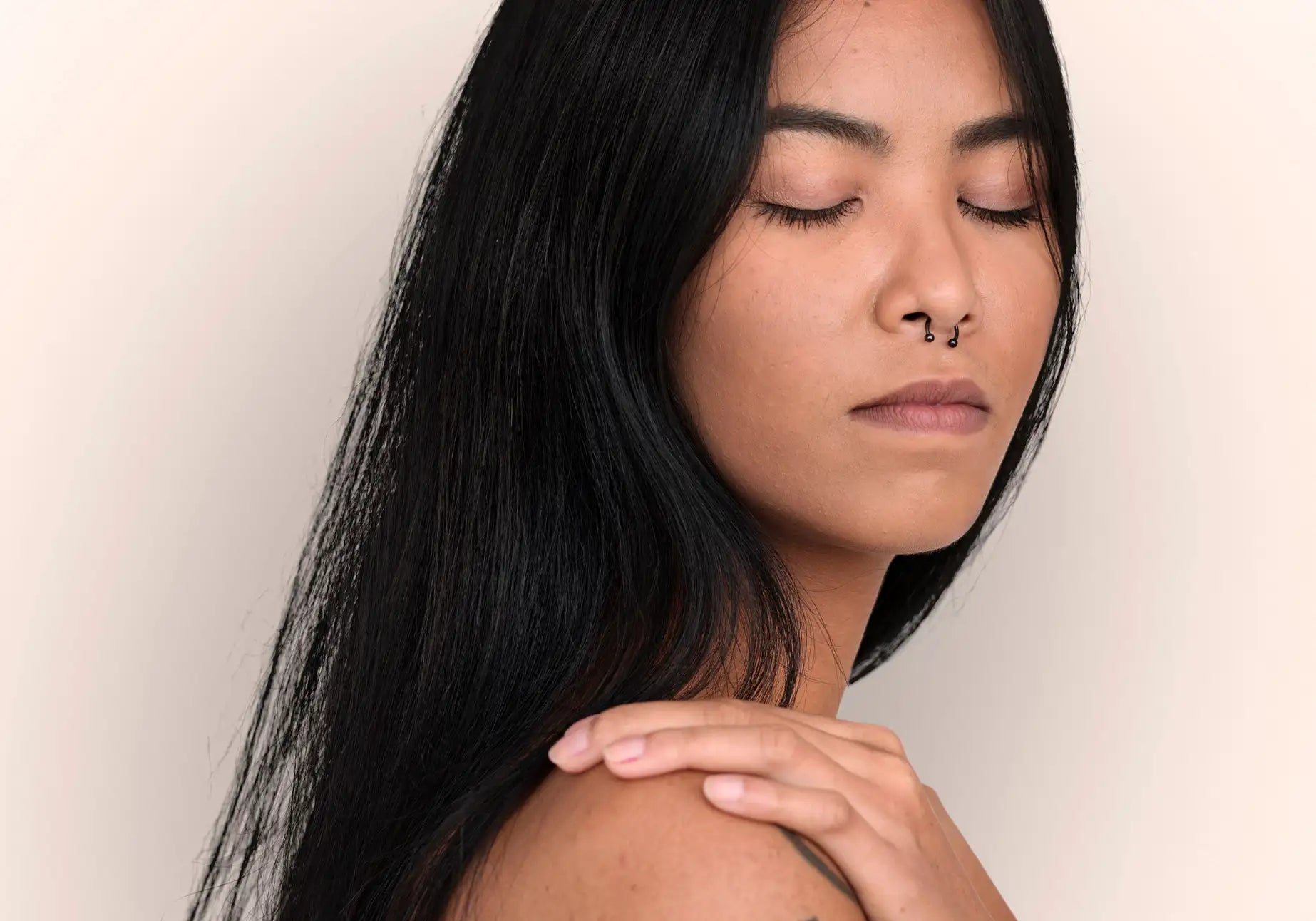 Eine junge Frau im Profil. MYLILY fördert Frauengesundheit durch vegane Nahrungsergänzungsmittel, Bio-Tees, Naturkosmetik und Bio-Periodenprodukte