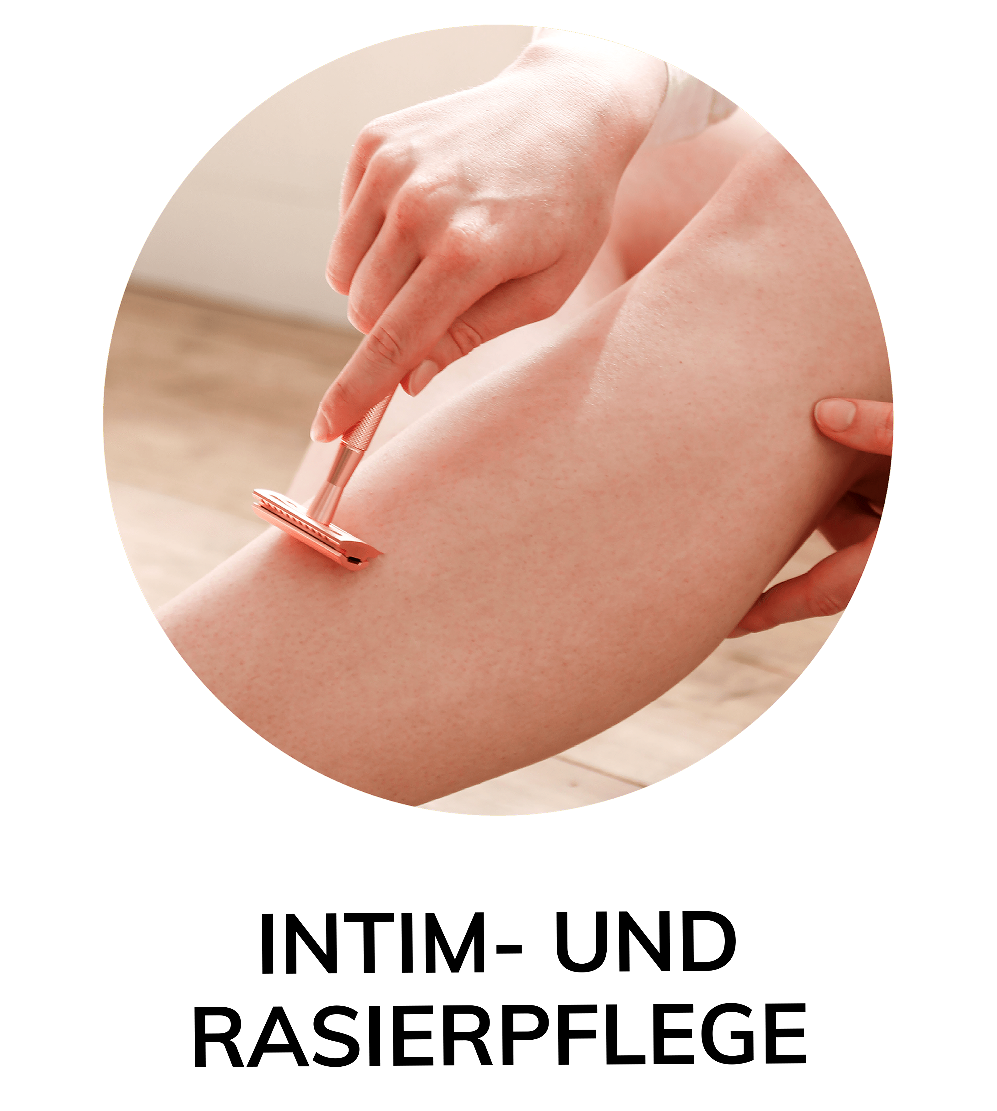 Nahaufnahme einer Person, die mit einem roségoldenen Rasierhobel ihr Bein rasiert, auf hellem Hintergrund.