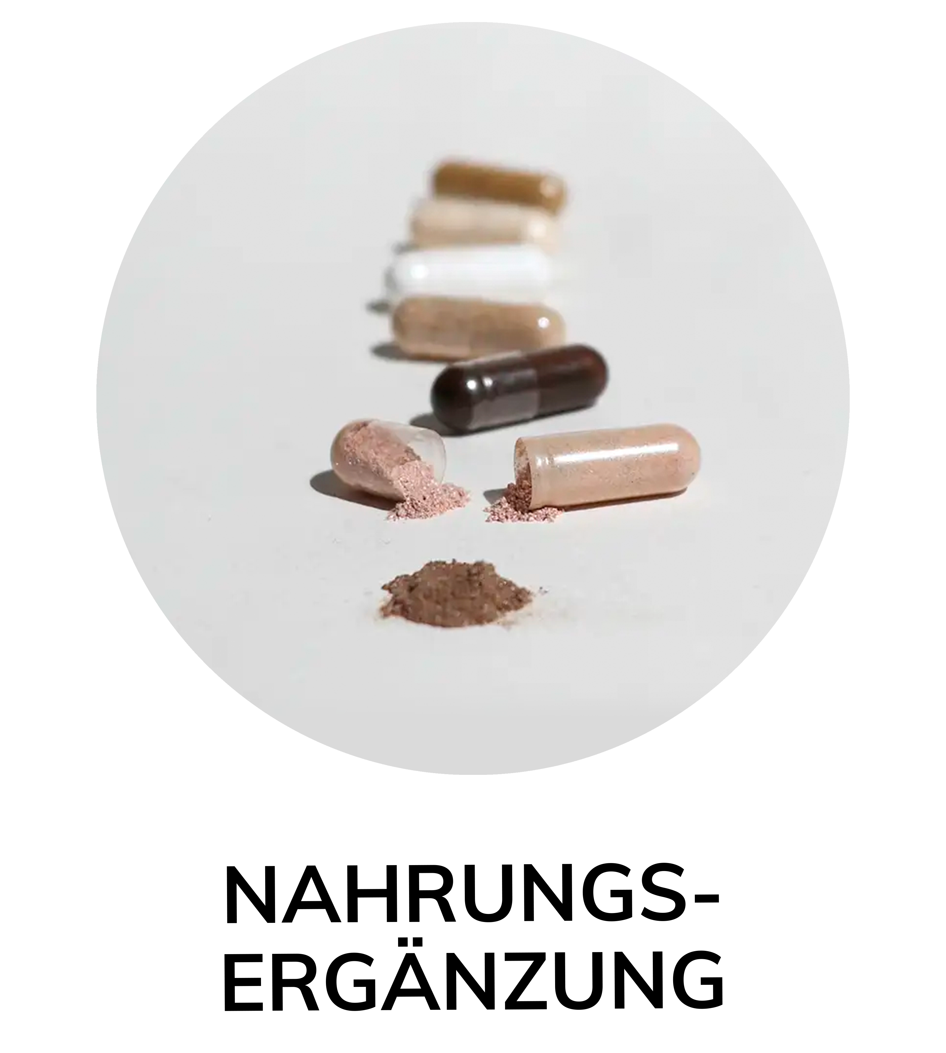 Verschiedene geöffnete und geschlossene Kapseln mit Nahrungsergänzungsmitteln, Pulver ausgestreut auf weißem Hintergrund.