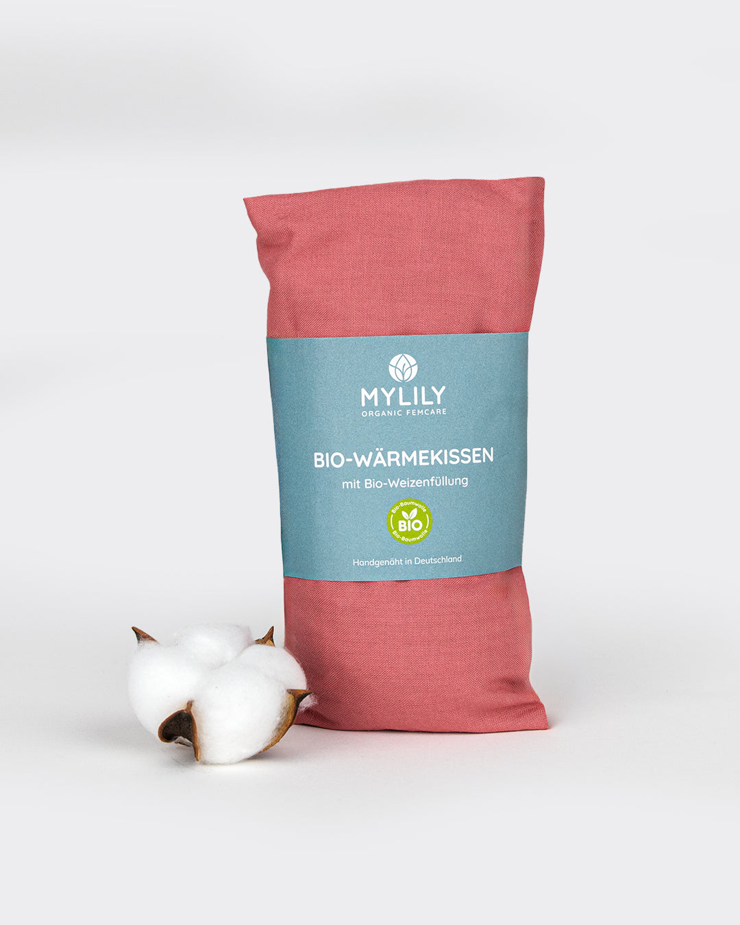 MYLILY Bio-Wärmekissen in altrosa mit Bio-Weizenfüllung, handgenäht in Deutschland – nachhaltiges Wärmekissen gegen Regelschmerzen aus 100% Bio-Baumwolle, neben Baumwollblüte freigestellt