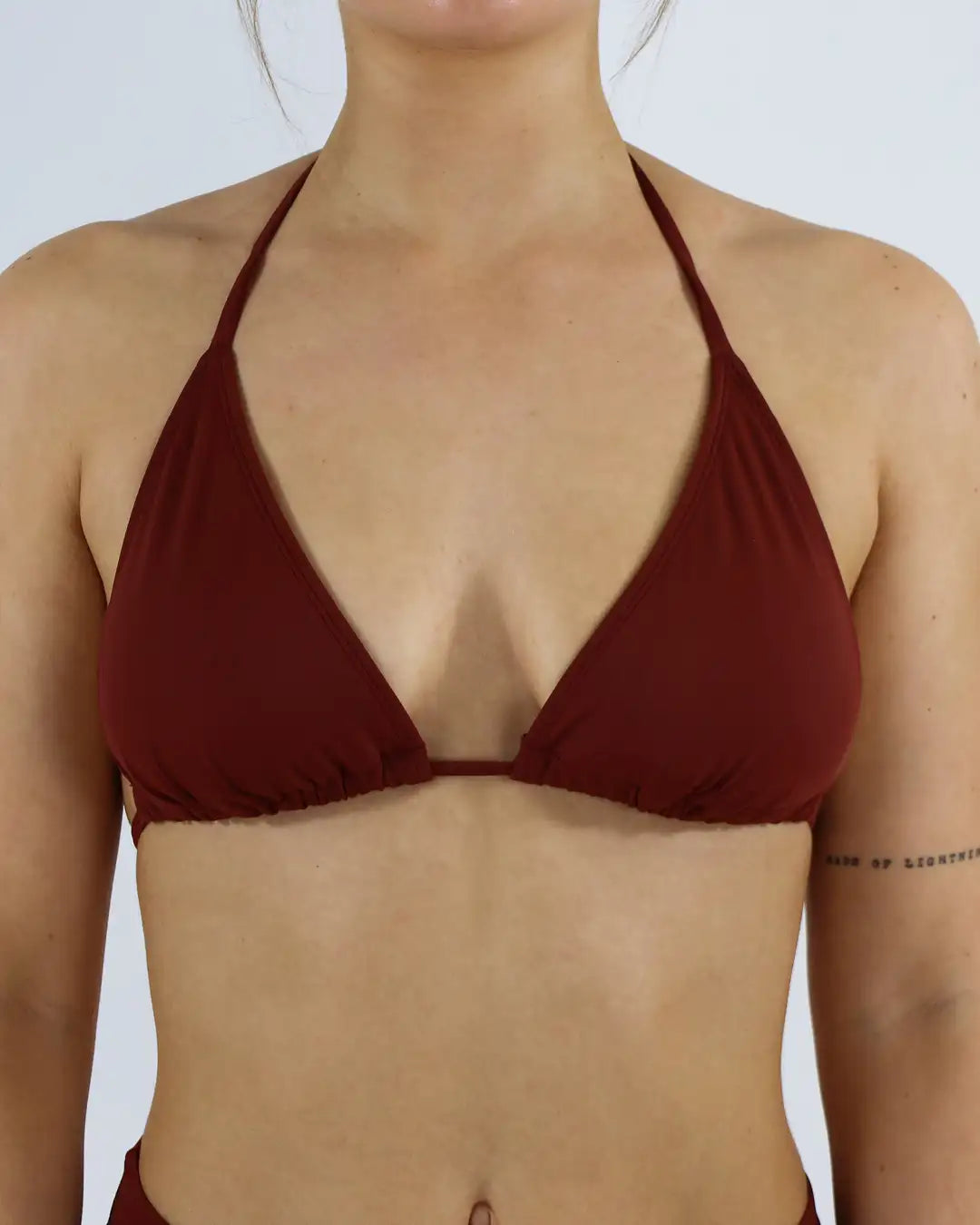 MYLILY Triangel Bikini Oberteil in warmem Sommerrot. Das klassische, simple Design passt sich perfekt an die Figur an.