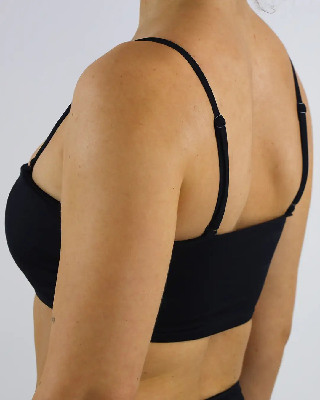 MYLILY Bandeau Bikini Oberteil in schwarz aufgrund der abnehmbaren Träger optimal zum Bräunen geeignet.