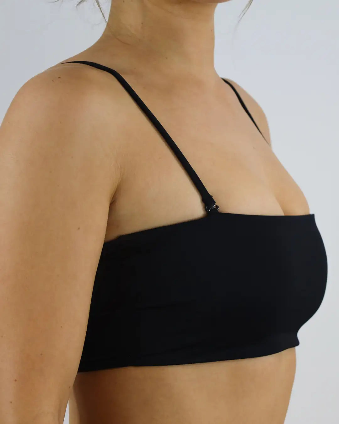 MYLILY Bandeau Bikini Oberteil in schwarz ist perfekt geeignet für eine entspannte Zeit am Meer oder Pool. Das Material ist angenehm auf der Haut und der Schnitt schmeichelnd.