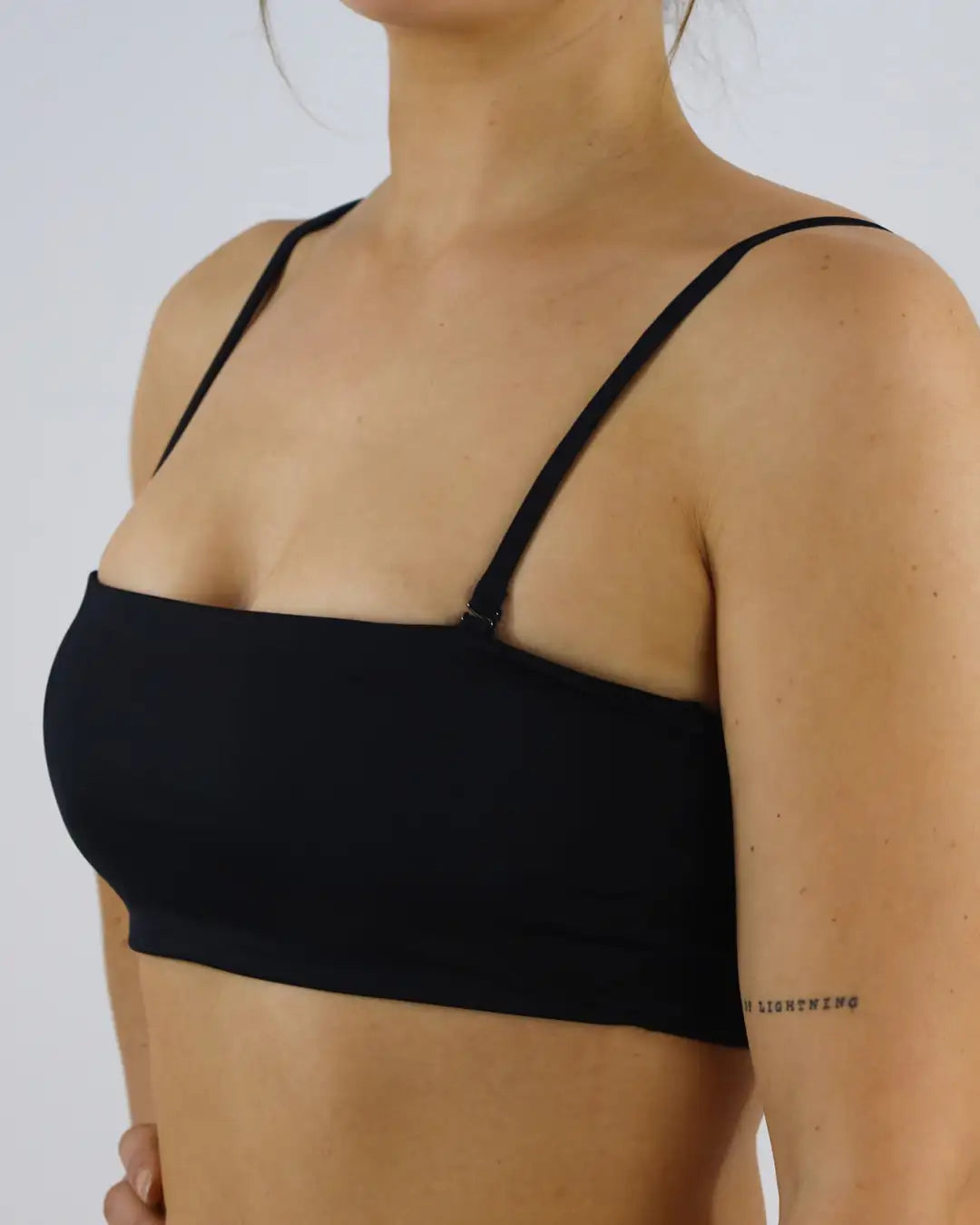 Der schwarze Bandeau Bikini ist der perfekte Klassiker mit hochwertigem Material, gutem Sitz und langer Lebensdauer bei guter Behandlung.
