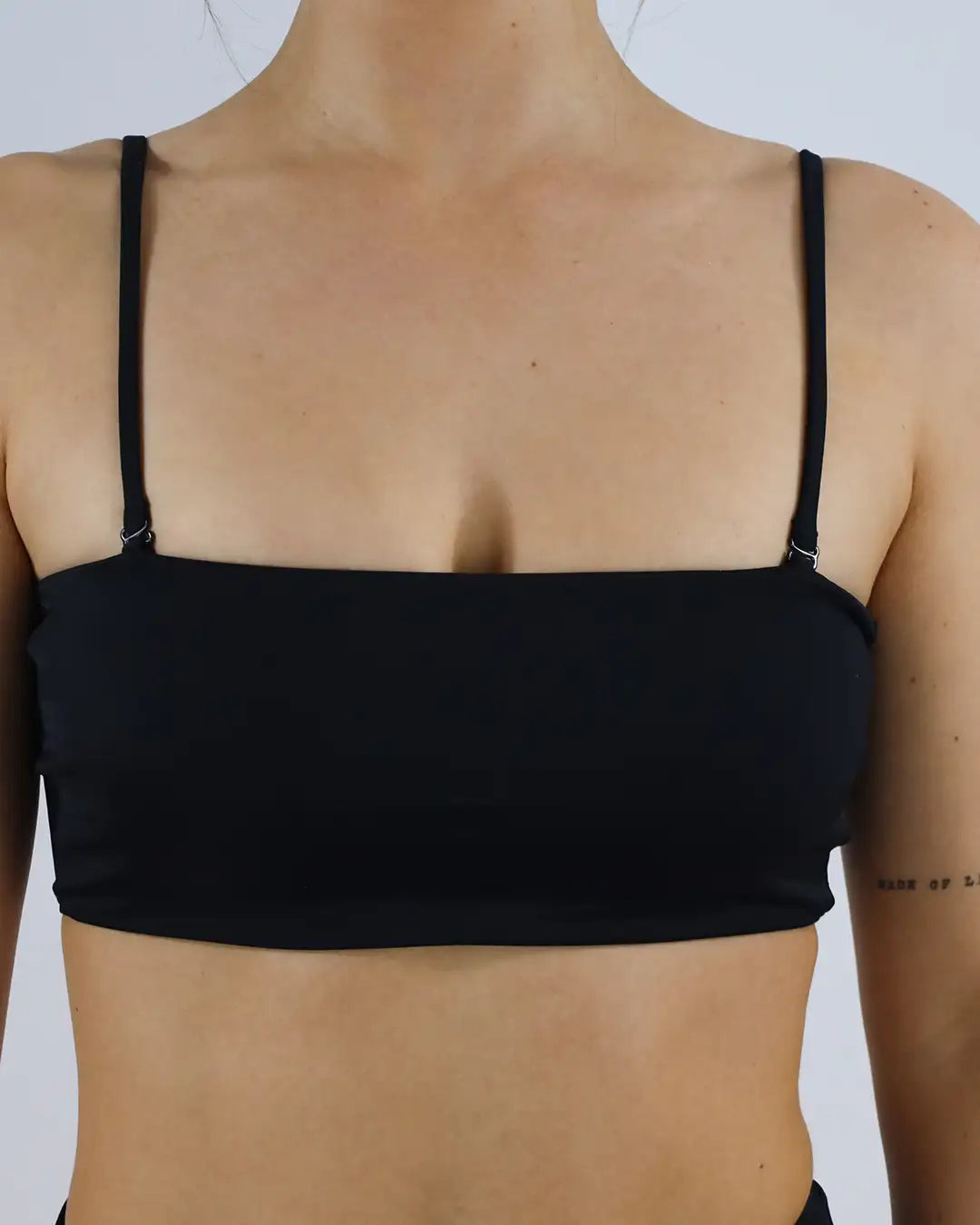 MYLILY Bandeau Bikini Oberteil in schwarz. Das trendige, simple Design sie an jedem einfach toll aus.