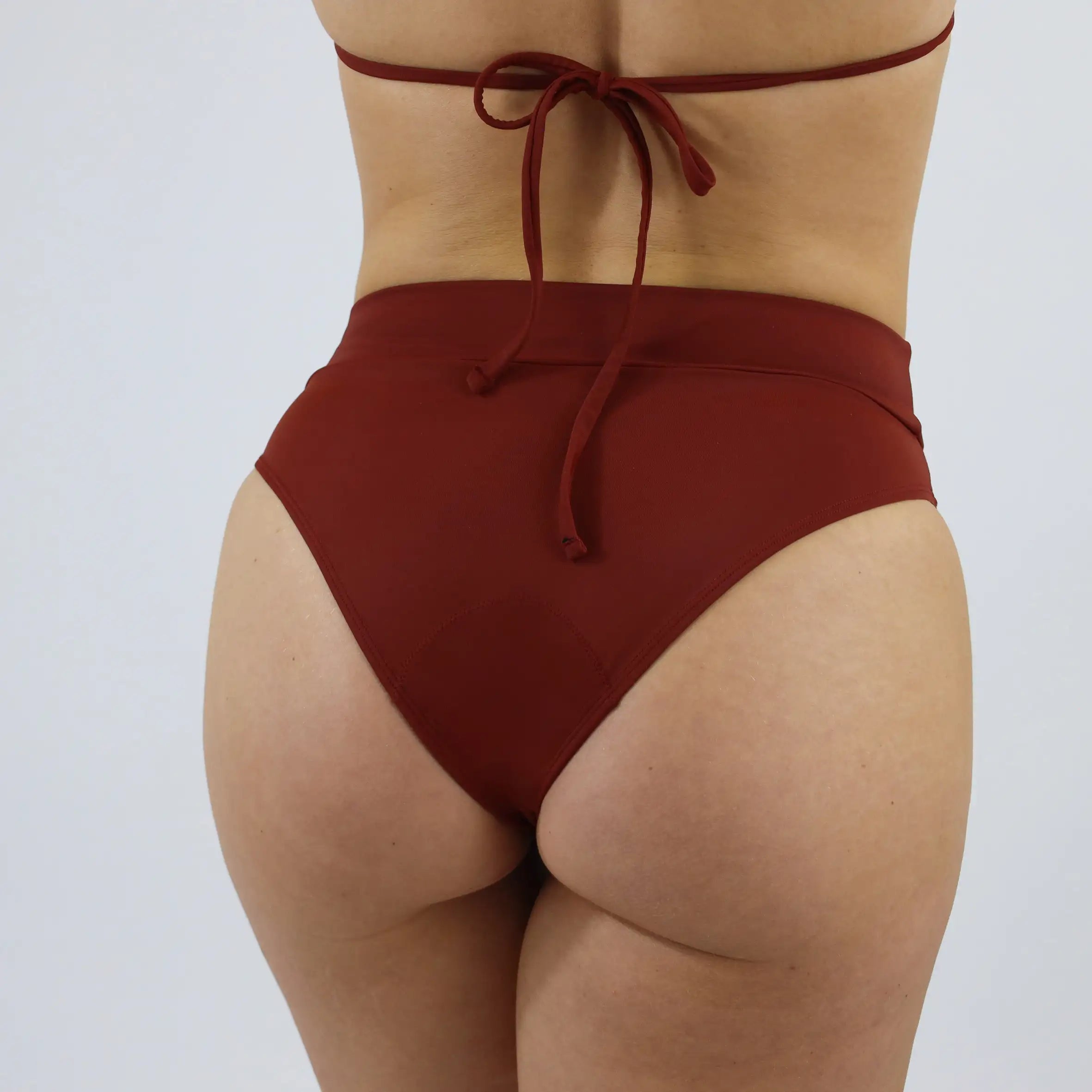 MYLILY Bikinhose Basic Slip von hinten. Bademode für Damen perfekt für den Strand oder am Pool