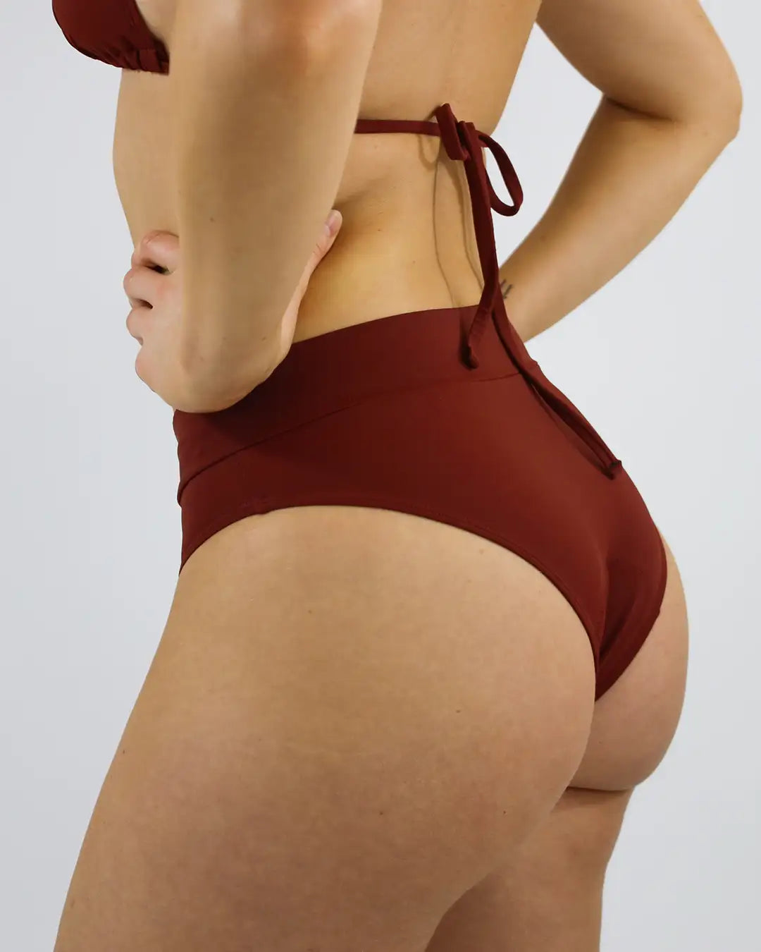 Bikini hat angenehmen, mittelhohen Sitz, ist aus hochwertigem Material angefertigt und in vielen verschiedenen Größen