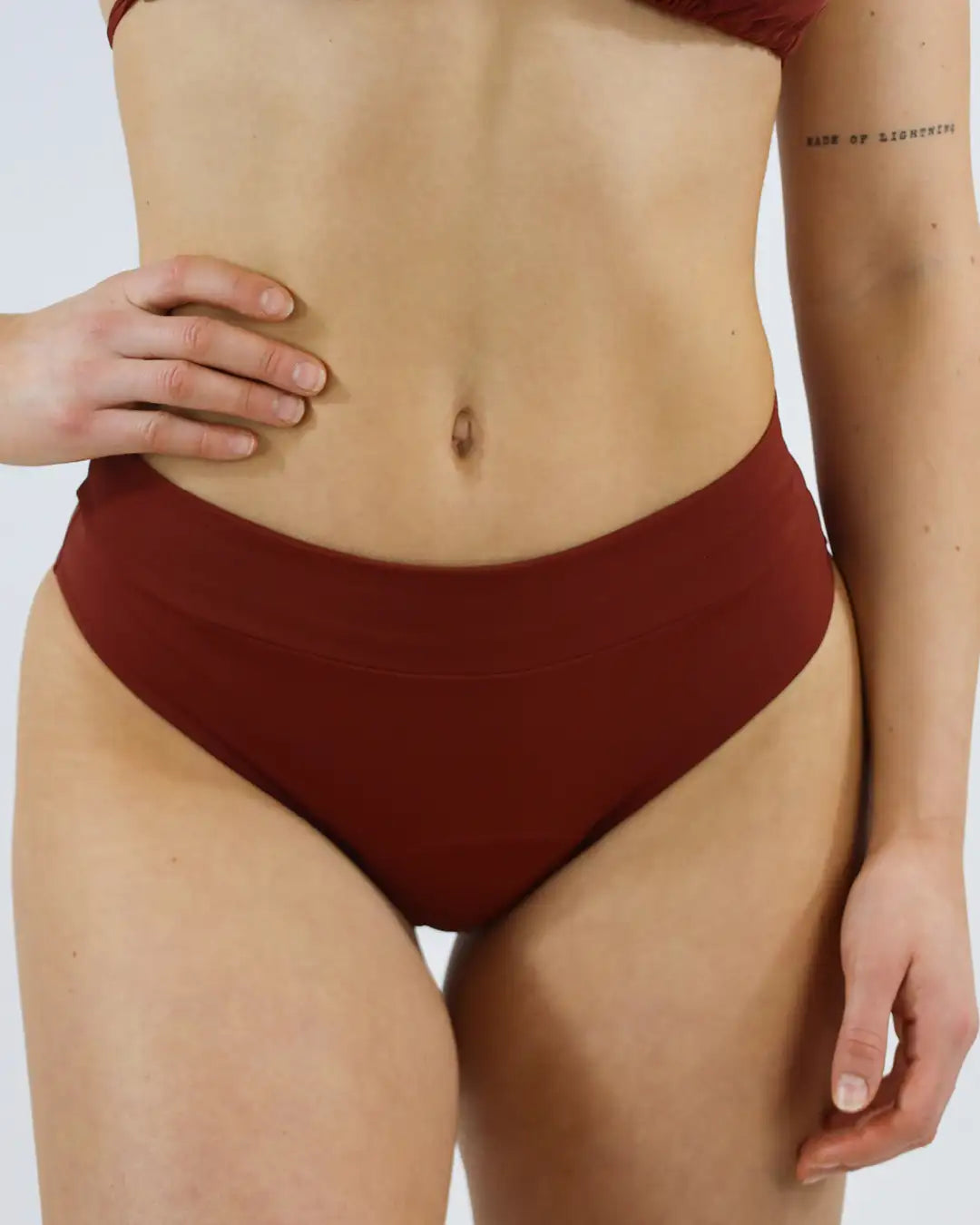 Unsere MYLILY Bikinihose Basic Slip an einer Frau in leuchtendem Hagebutte Rot.