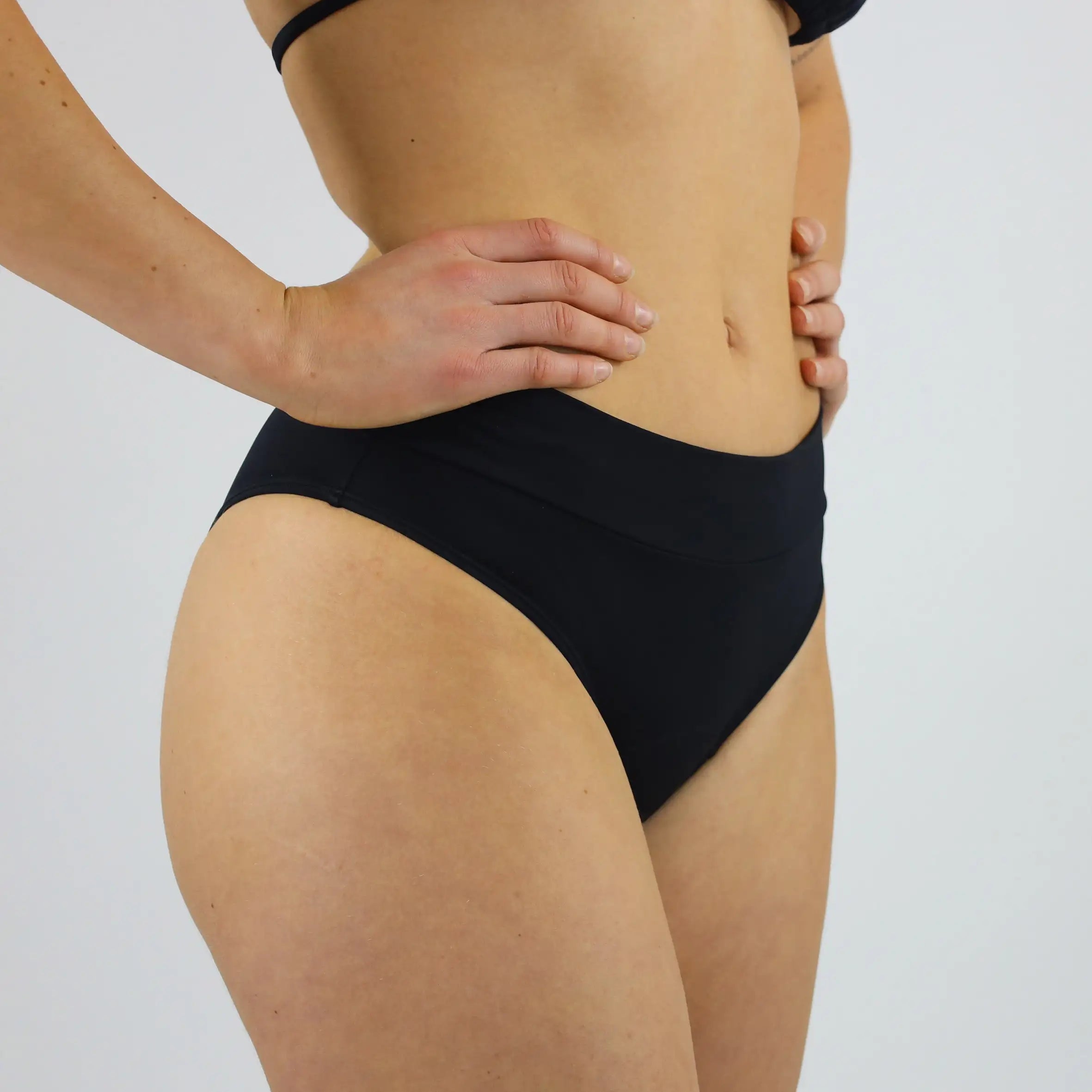 MYLILY Bikinihose Basic Slip schräg von der Seite. Zeitlose Bademode aus Bio-Baumwolle. Für Frauen.