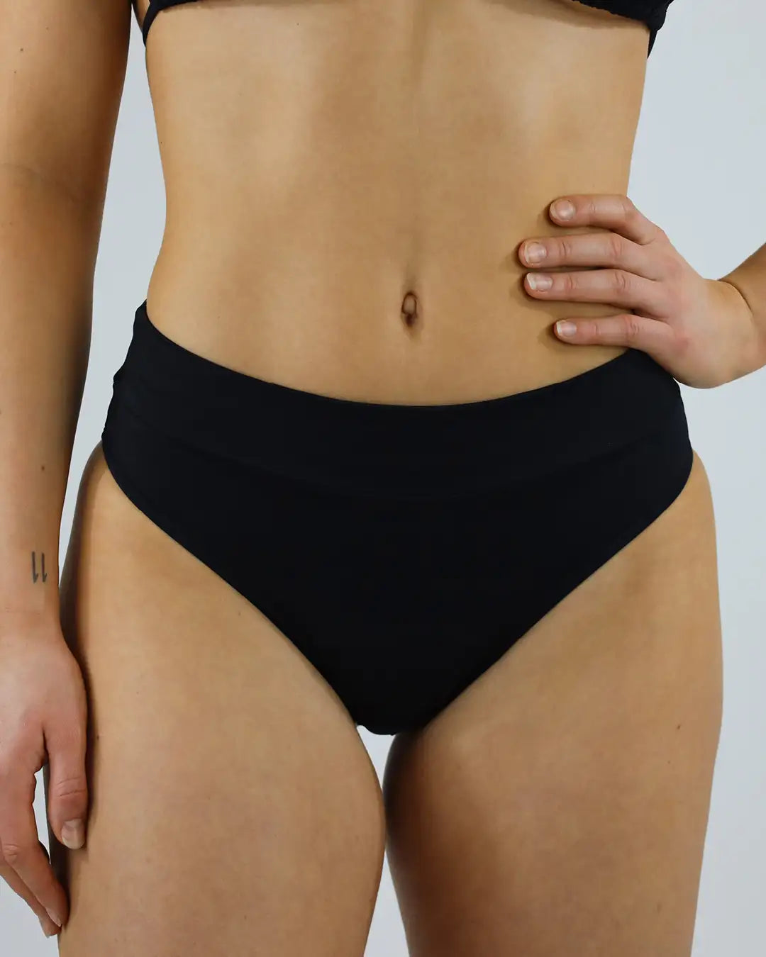 Model trägt Bikinihose Basic Slip. Nachhaltige Bademode zu 100% vegan & nachhaltig von MYLILY organic femcare