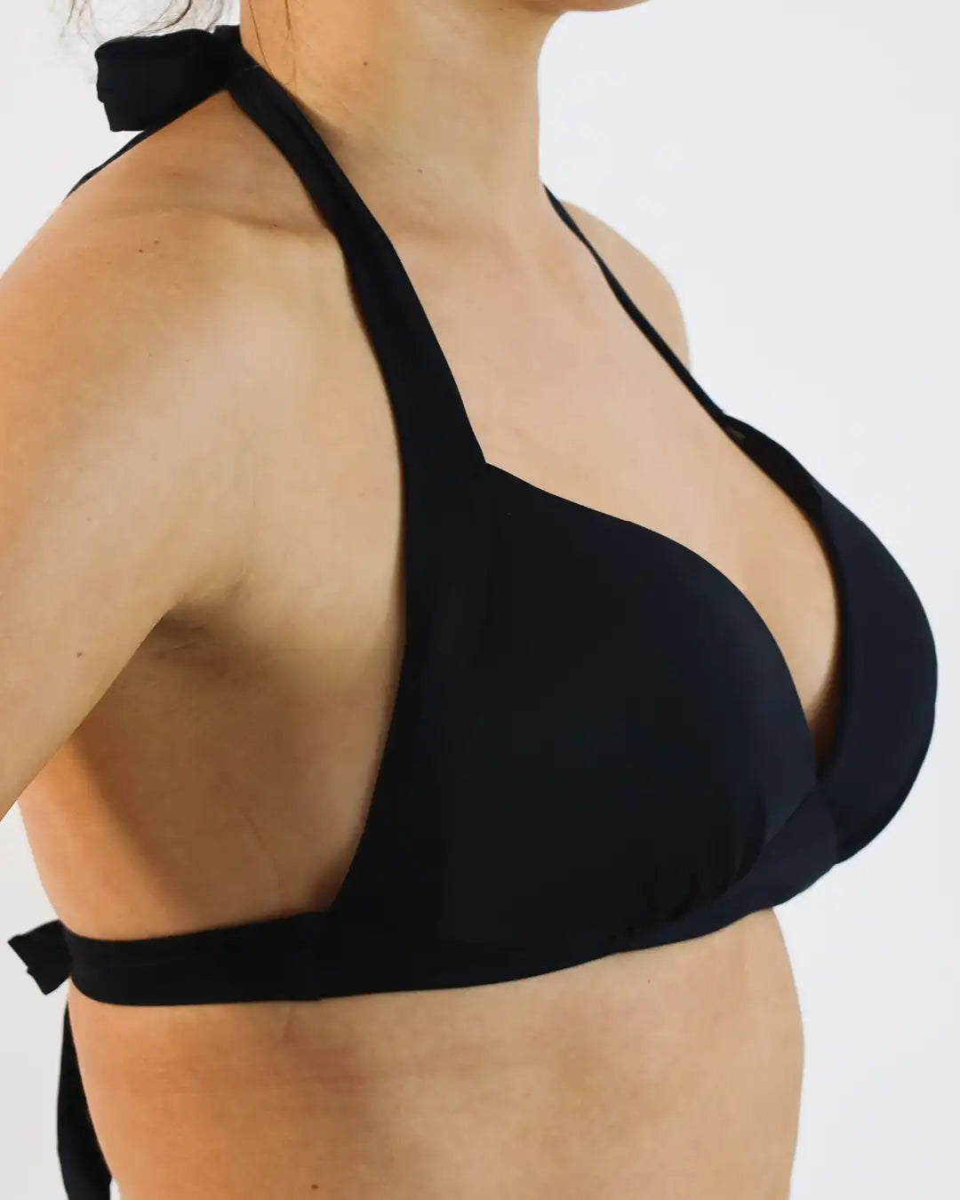 Das MYLILY Bandeau Bikini Oberteil in schwarz ist perfekt geeignet für eine entspannte Zeit am Meer oder Pool. Das Material ist angenehm auf der Haut und der Schnitt schmeichelnd.