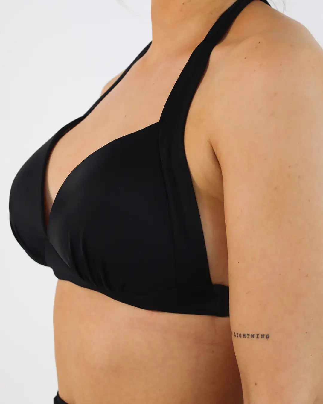 Der schwarze Bandeau Bikini ist das perfekte Bikinioberteil für große Brüste - mit hochwertigem Material, gutem Sitz und langer Lebensdauer bei guter Behandlung.