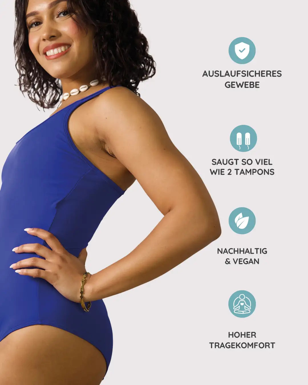 Mädchen mit Badeanzug, der so viel wie 2 Tampons saugt und auslaufsicher ist, lächelt.