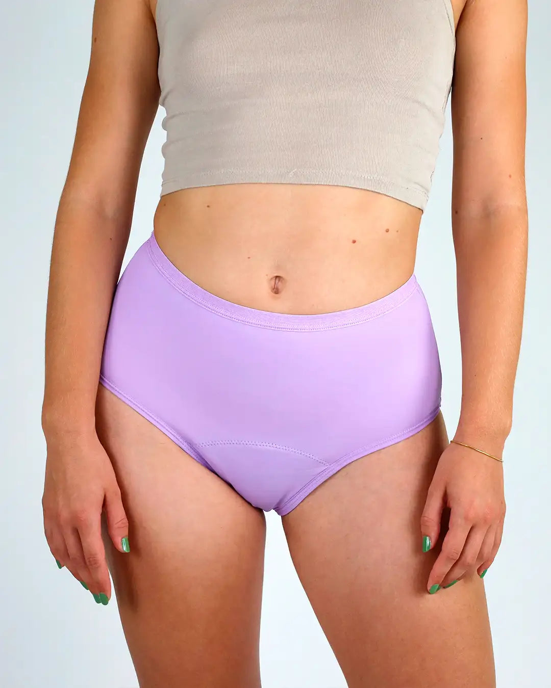 Frau trägt High Waist Periodenunterwäsche, Mit hohem Schnitt Schutz während der Periode. In drei schönen Farben.