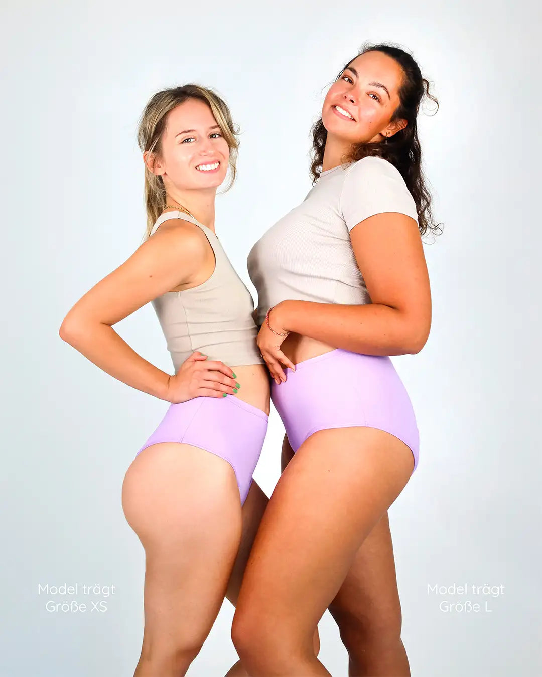 Die MYLILY Modelle im Größen-Überblick. Zwei Models tragen Größe XS und L. Modelle erhältlich von XS - XL in verschiedenen Farben.