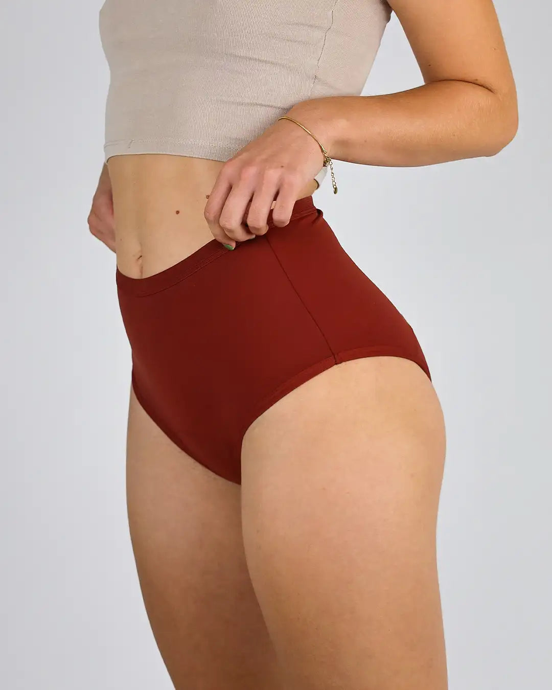 Eine Frau trägt MYLILY nachhaltige Menstruationsunterwäsche in Hagebutte, geeignet für Frauen und Mädchen.