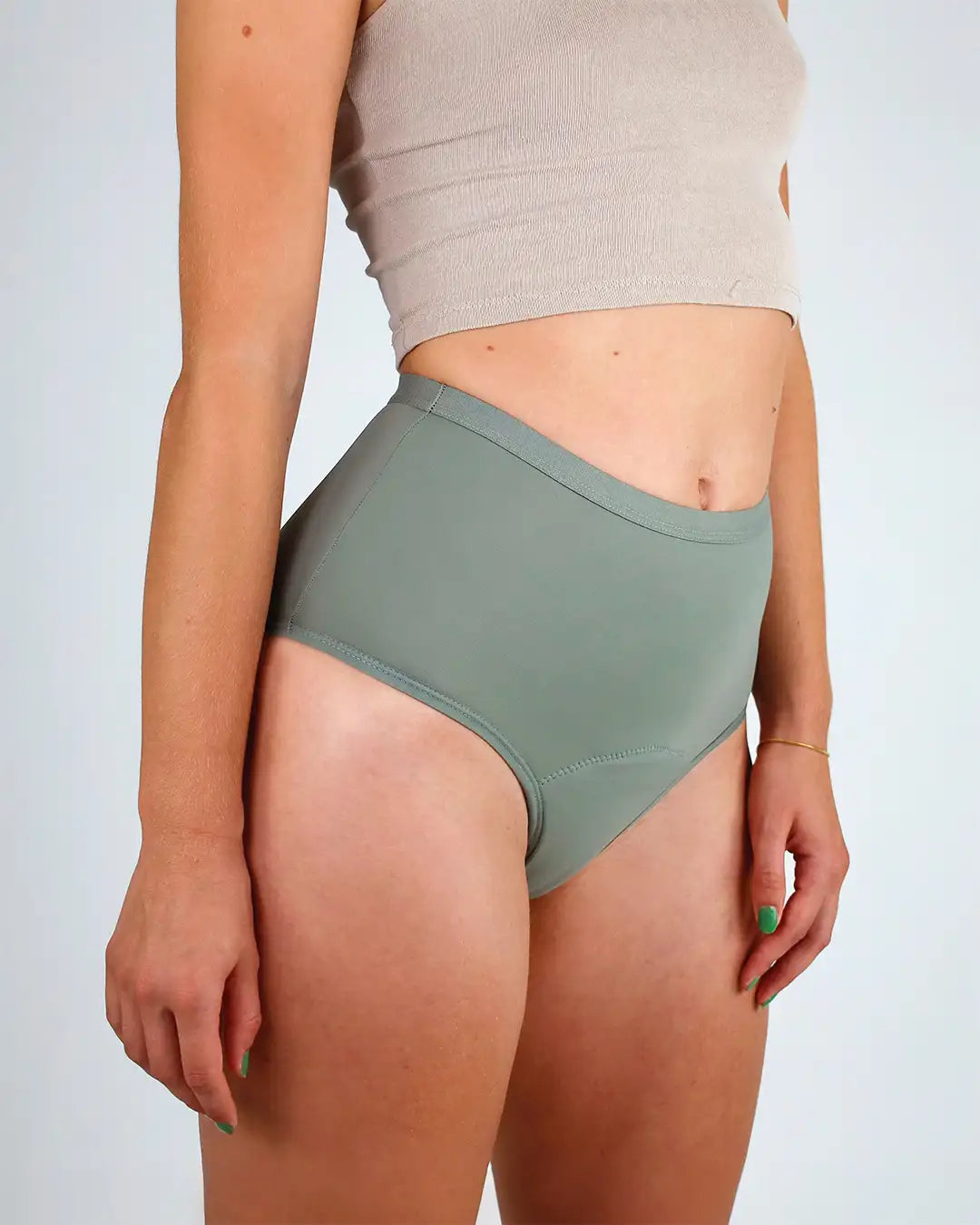 Der MYLILY High Waist in Salbeigrün: bequeme, vegane Periodenunterwäsche für sichere Tage. Vorderansicht.