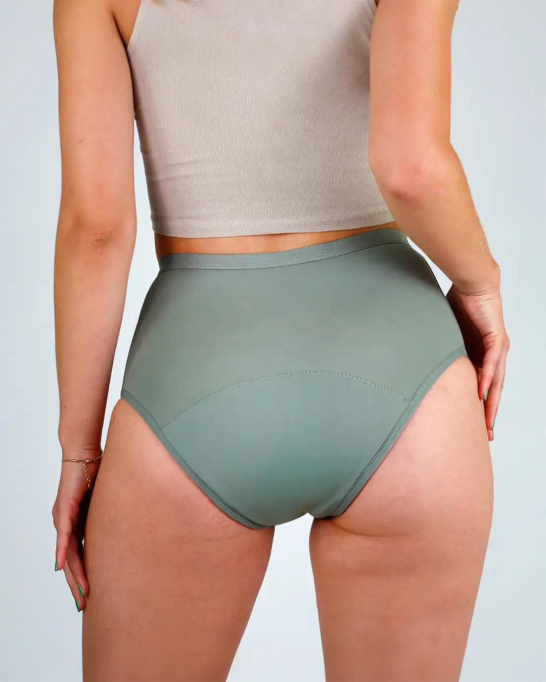 Die Periodenunterwäsche in Salbei von Hinten. Sie hat einen hohen Bund, hohe Saugkraft, schmiegt sich gut an, ist biozidfrei.
