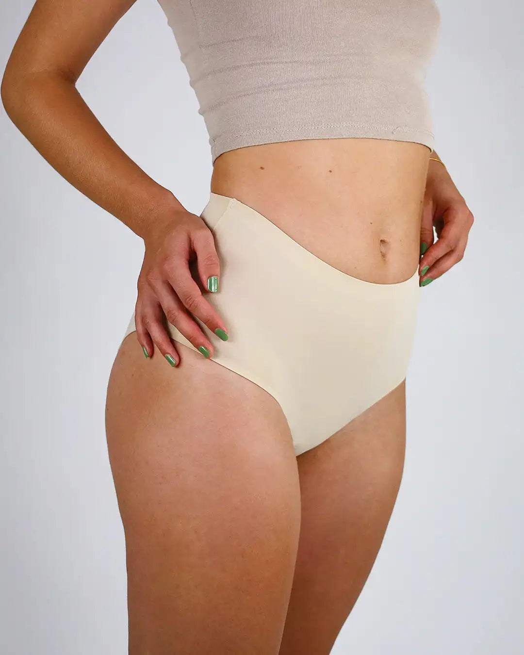 High Waist Seamless Periodenunterwäsche für starke Tage im schönen beige aus seitlicher Perspektive.