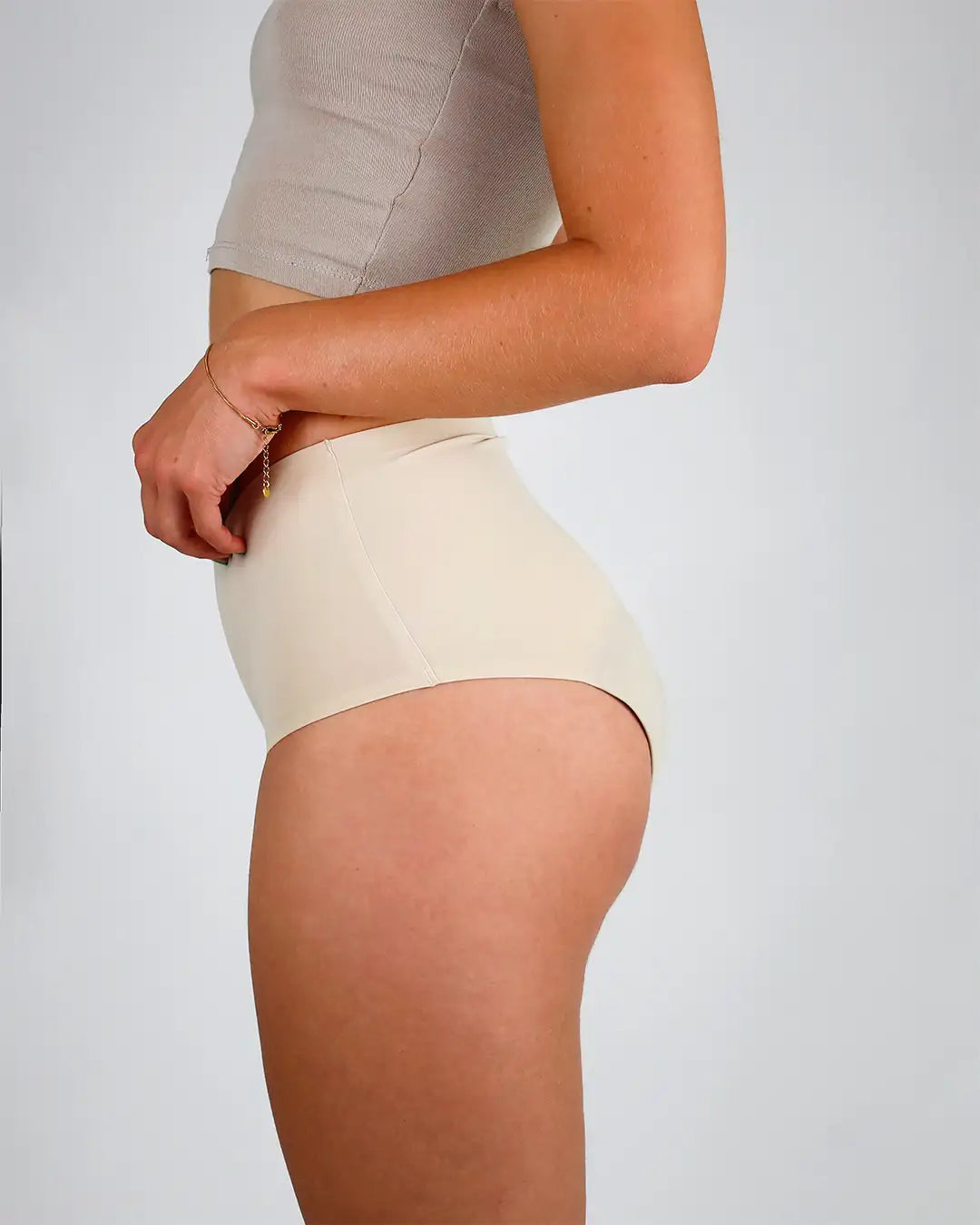 Die MYLILY Periodenunterwäsche in beige mit hohem Bund und starker Saugleistung von der Seite.