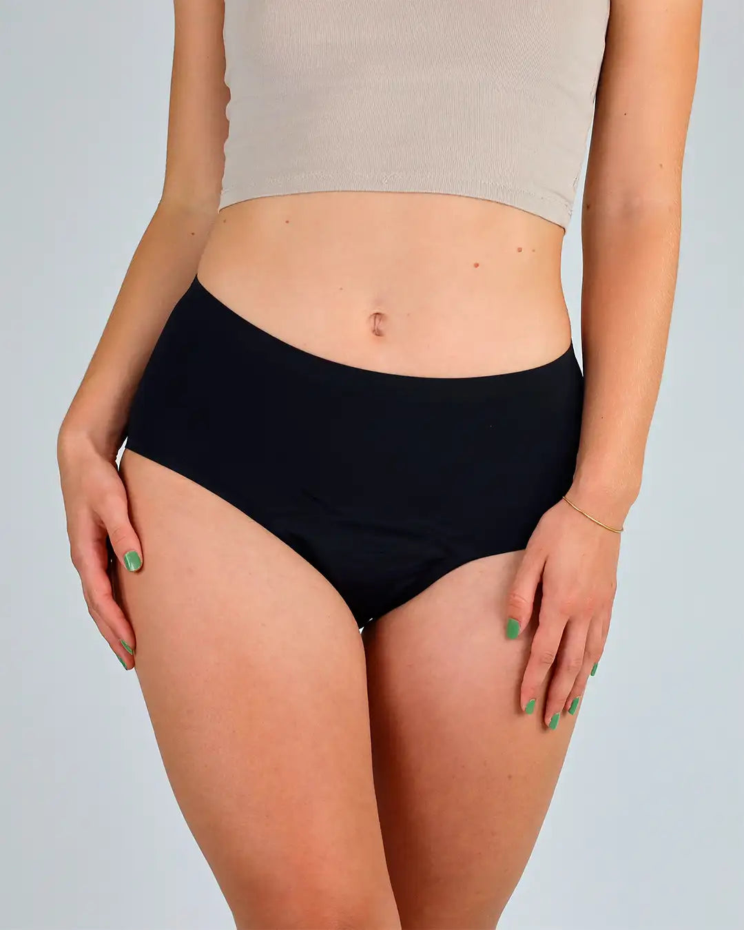 MYLILY High Waist Seamless Periodenunterwäsche für starke Tage im schönen schwarz. Nachhaltig, vegan, ohne tierversuche und biozidfrei. Jetzt in verschiedenen Größen verfügbar.