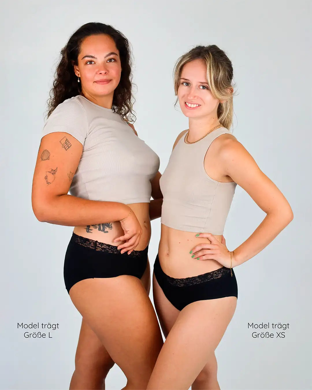 Zwei Models tragen den Hipster Strong in XS und L und lächeln in die Kamera.