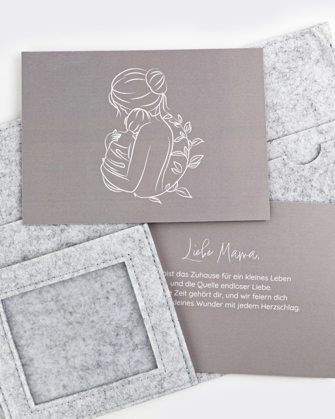 Mutterpasshülle “Hallo kleiner Sonnenschein” aus Filz | Grau mit Regenbogen