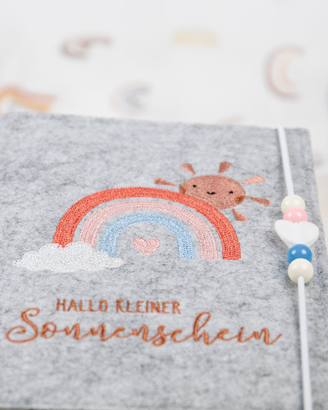Mutterpasshülle “Hallo kleiner Sonnenschein” aus Filz | Grau mit Regenbogen