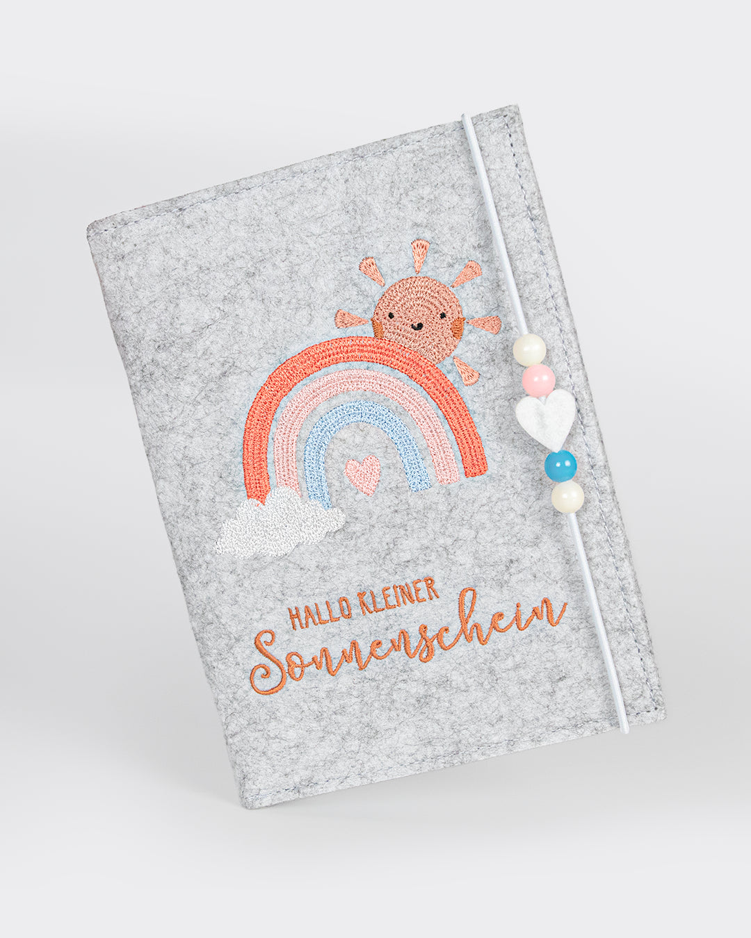 Mutterpasshülle “Hallo kleiner Sonnenschein” aus Filz | Grau mit Regenbogen