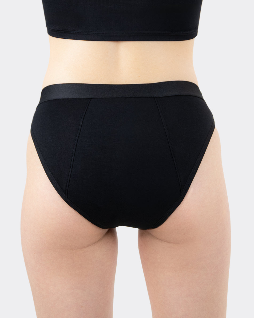 Rückansicht der MYLILY Teens Periodenunterwäsche in Schwarz mit blickdichtem Auslaufschutz