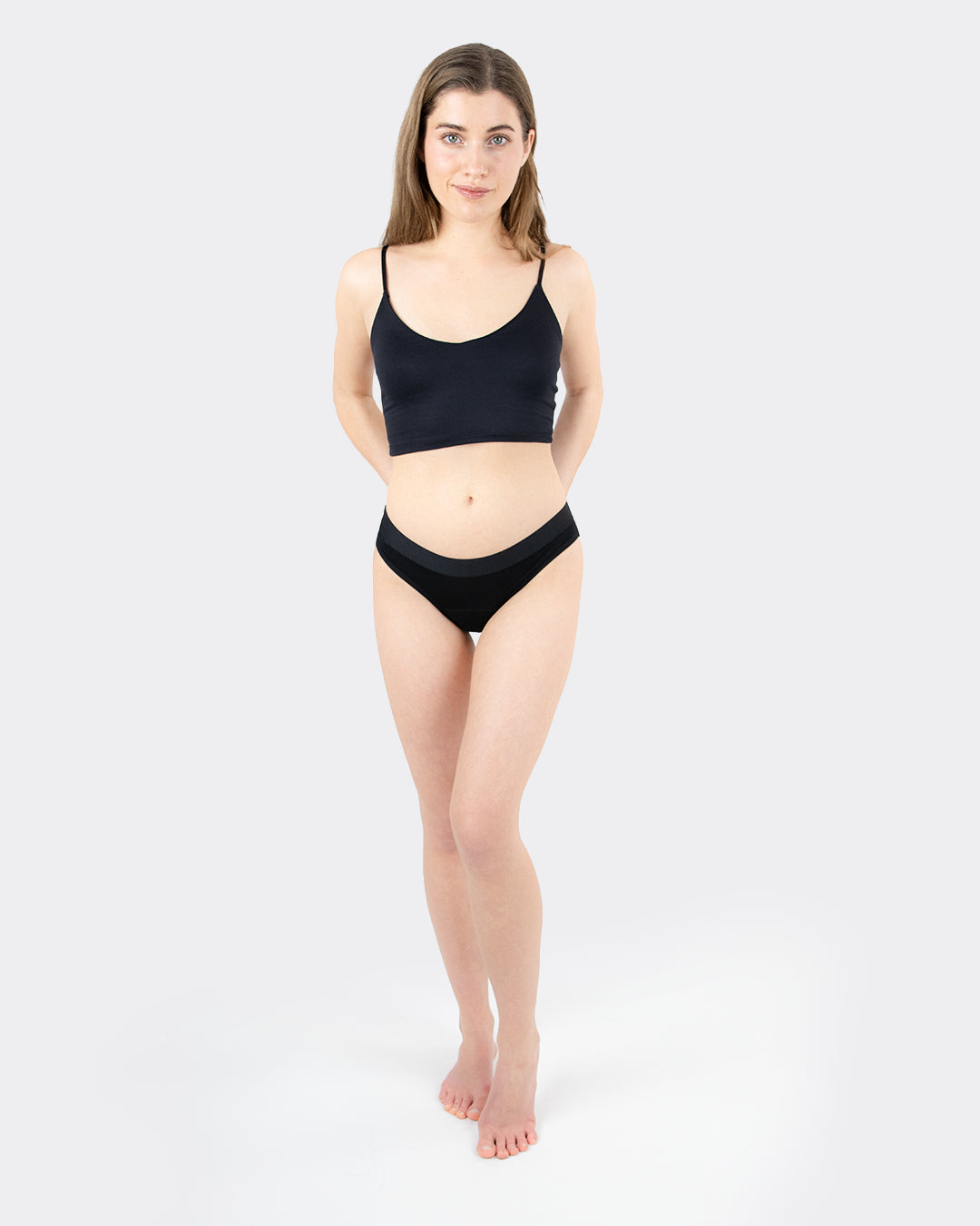 Model trägt schwarze MYLILY Teens Menstruationsunterwäsche mit Bustier in der Ganzkörperansicht von vorne