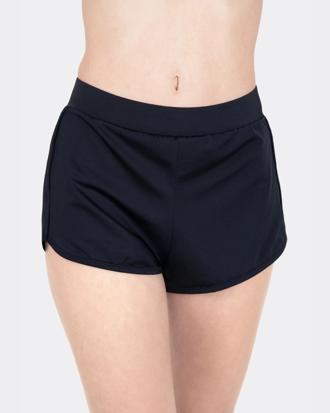 MYLILY Perioden Badeshorts Schwarz – Detailansicht sportlicher Schnitt mit breitem Elastikbund