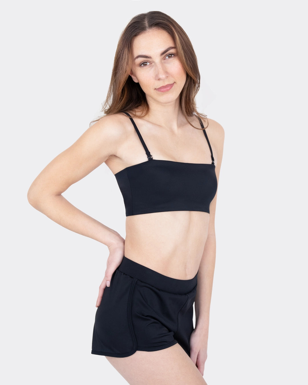 MYLILY Perioden Badeshorts Schwarz – seitliche Ansicht mit Bandeau-Top, femininer Sommerlook