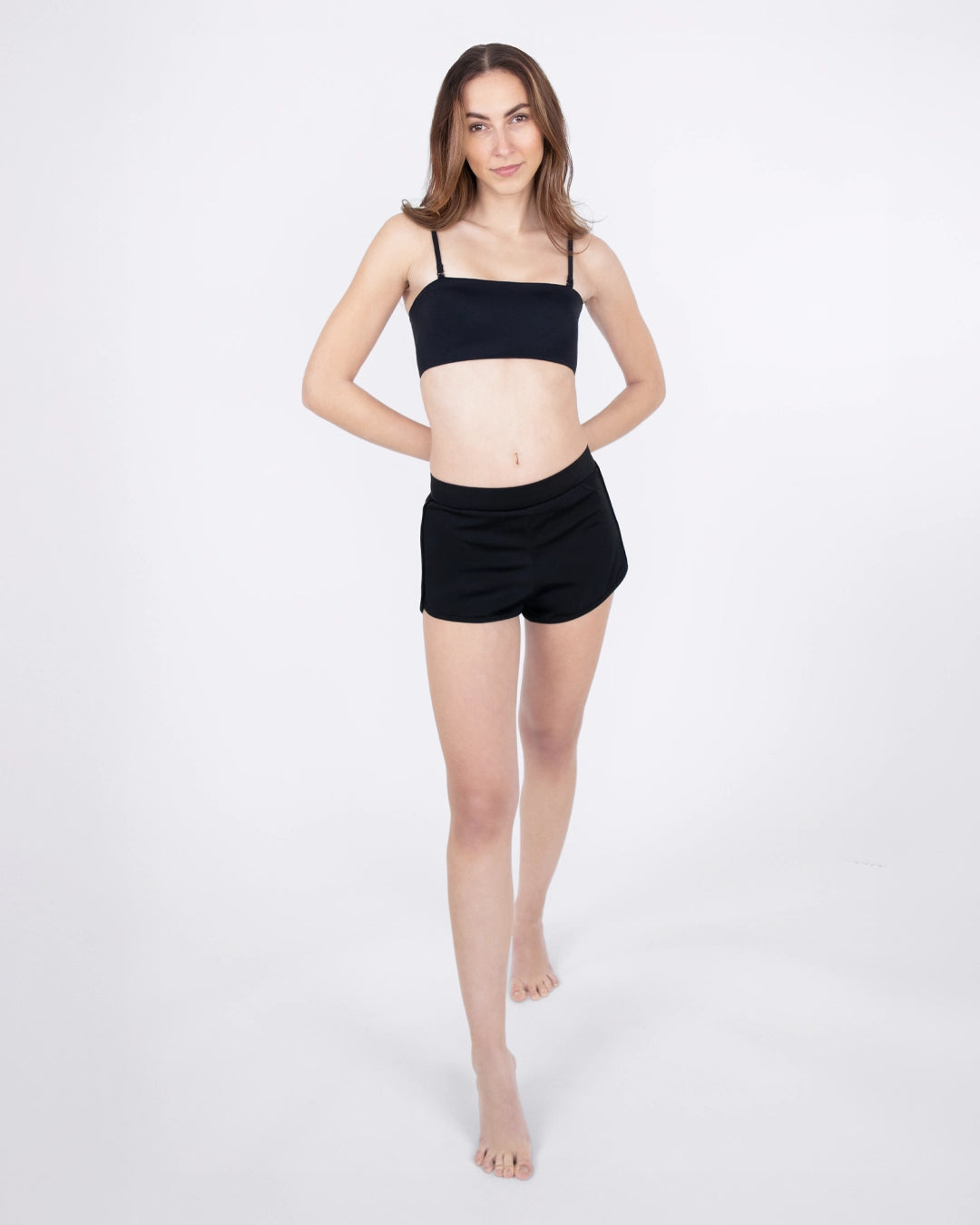 MYLILY Perioden Badeshorts Set Schwarz – Ganzkörperansicht mit Bandeau-Top, nachhaltige Bademode