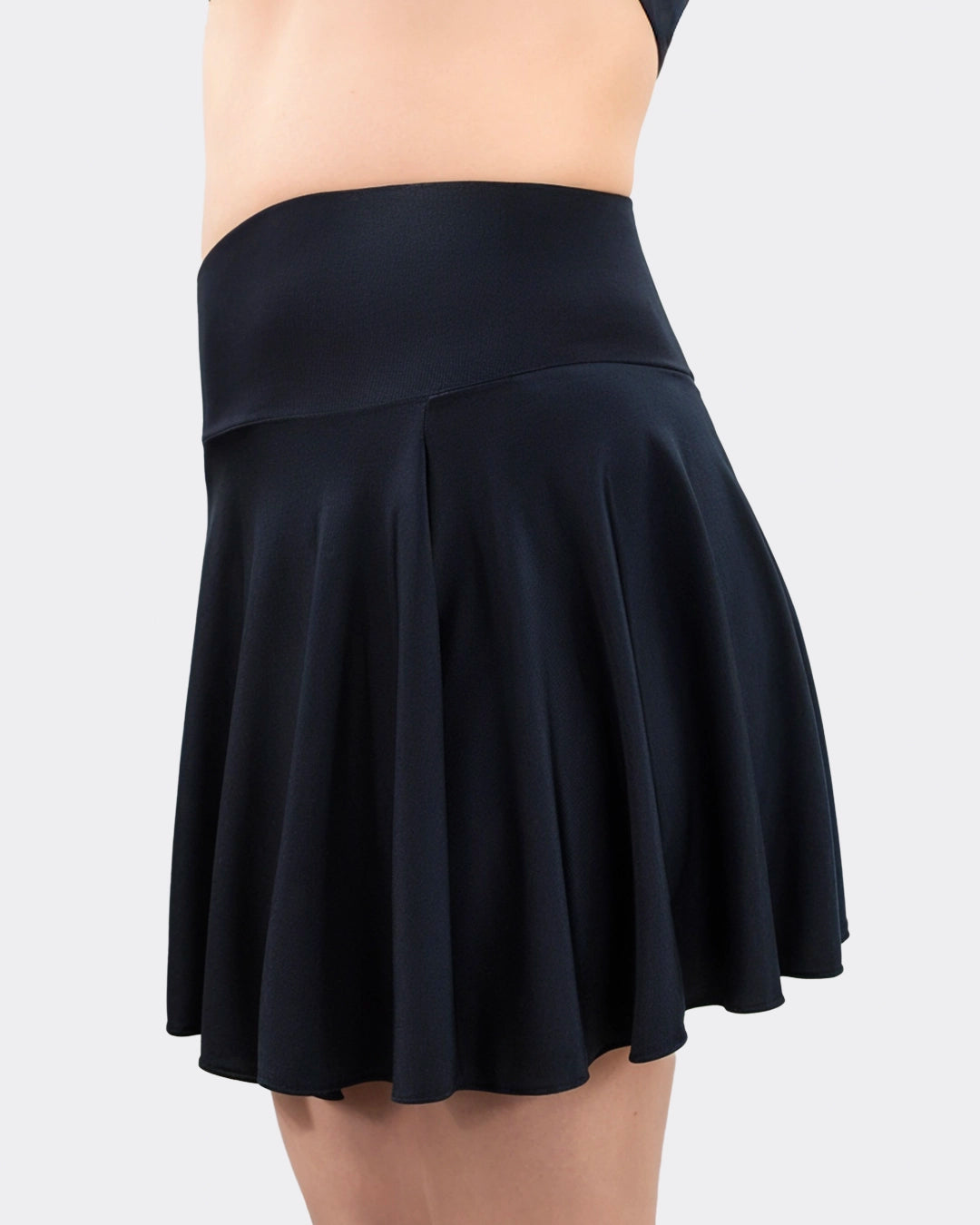 Der schwarze Perioden Bikini Rock von MYLILY in einer detaillierten Seiten-Ansicht.