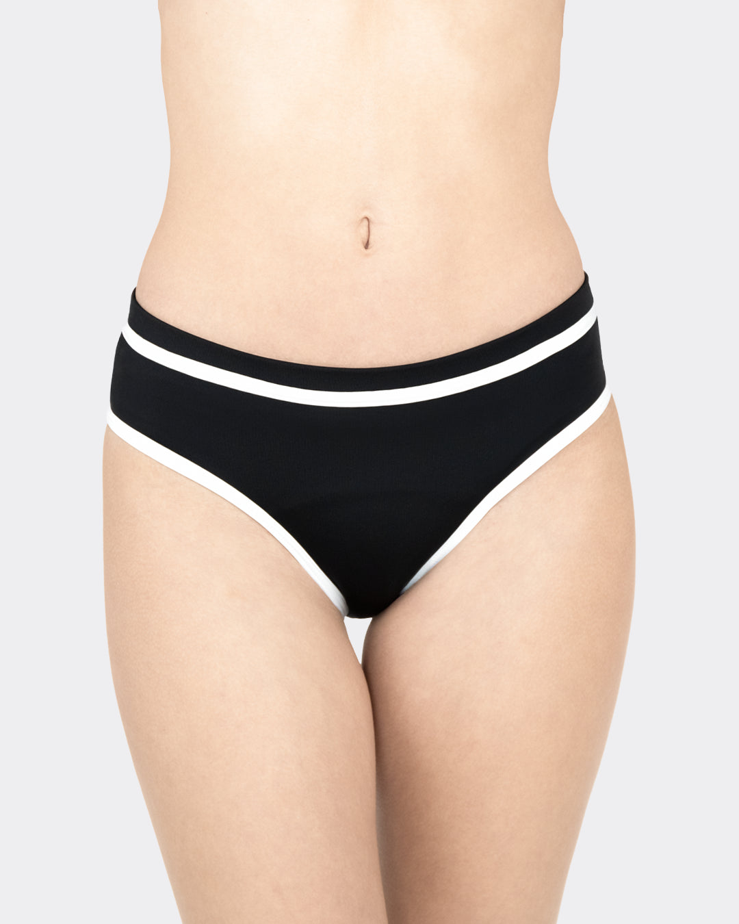 Nahaufnahme schwarze MYLILY Midwaist-Periodenbikinihose mit weißem Kontrastrand von vorne – auslaufsichere Bademode für die Periode, sportliches Design
