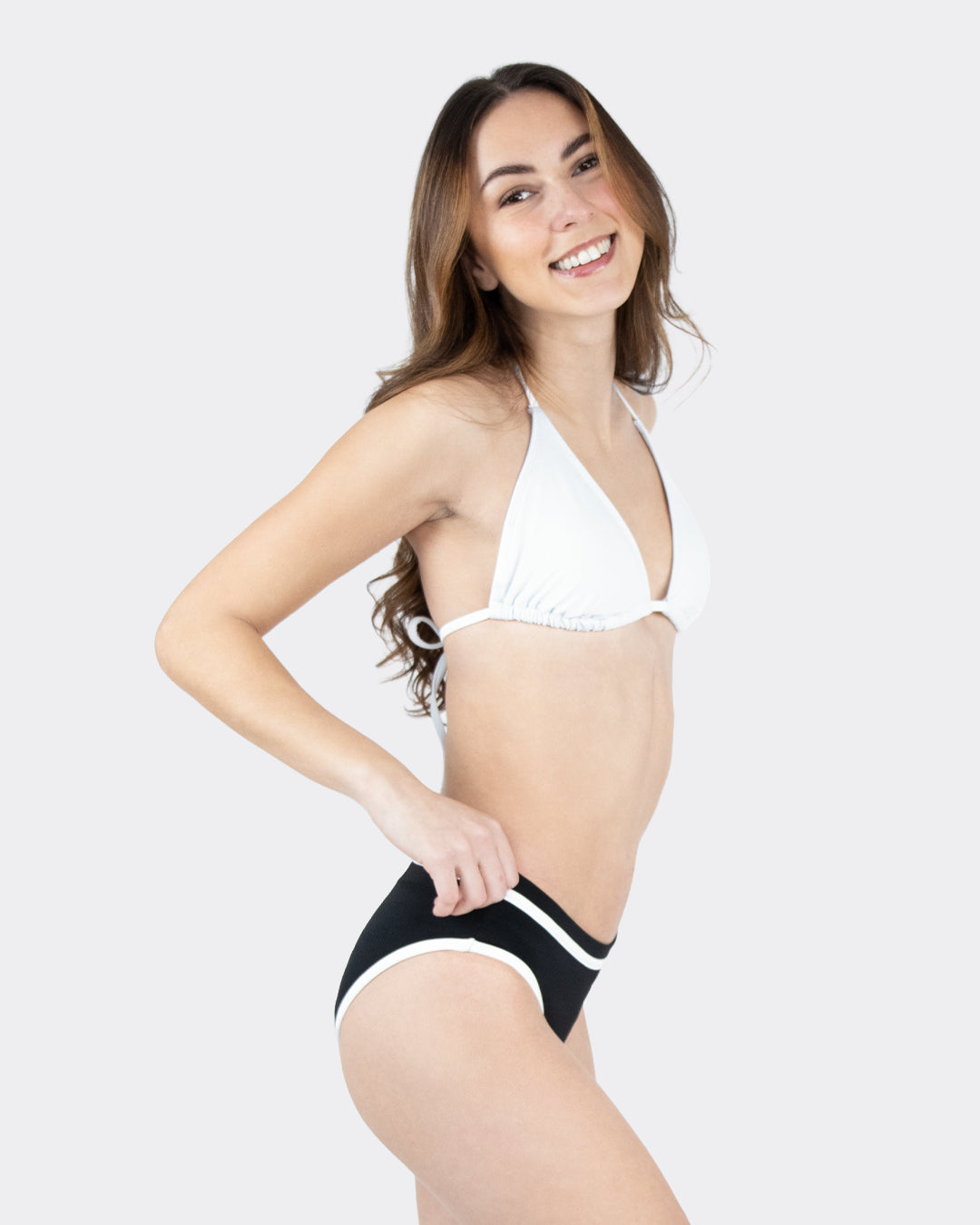 Lächelnde Frau in MYLILY Perioden-Bikini schwarz-weiß, Seitenansicht mit Triangel-Top – stylische und sichere Periodenbademode für den Strand und Pool