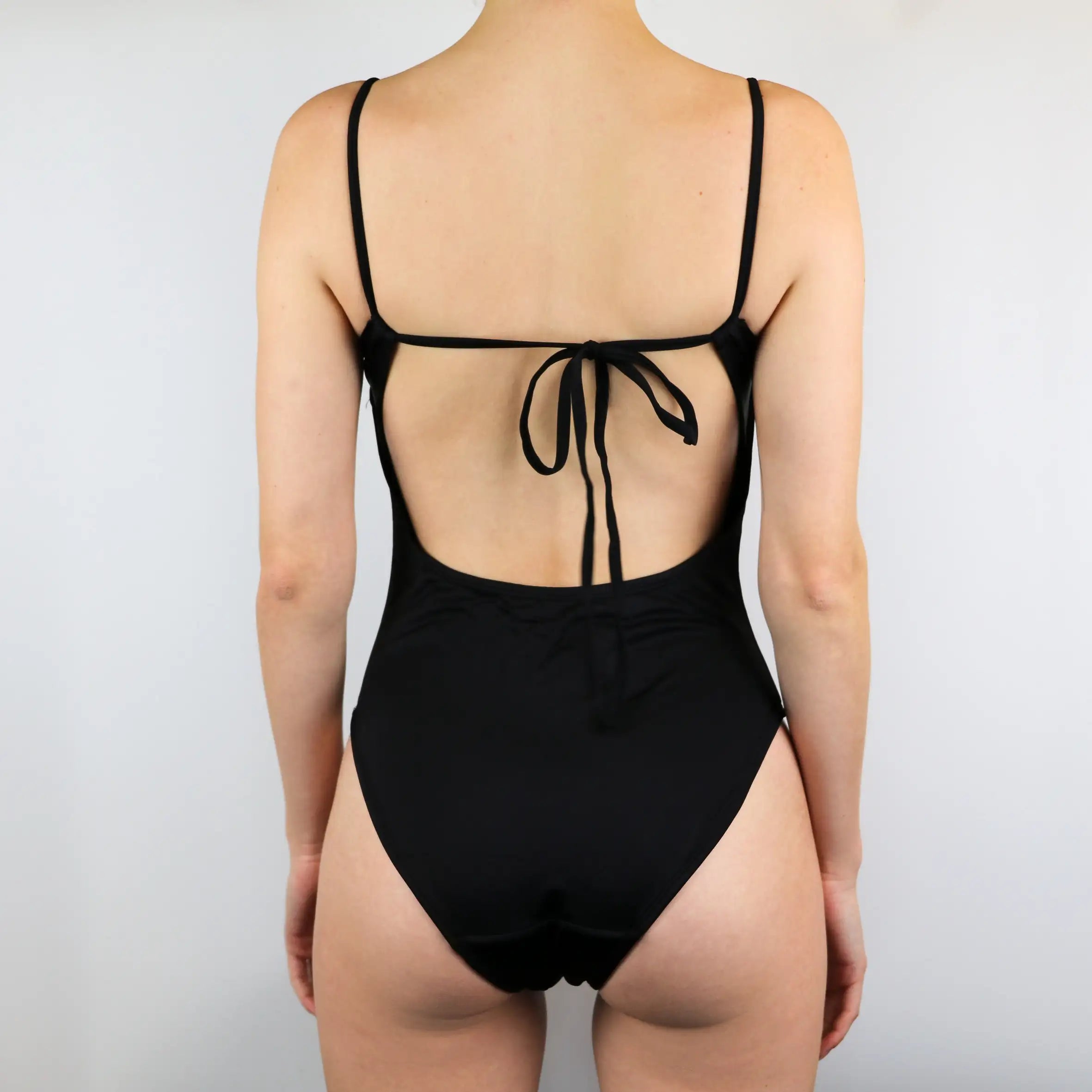 Badeanzug für die Menstruation von hinten mit sexy Rückenausschnitt. Rückenfreie, nachhaltig und bequem