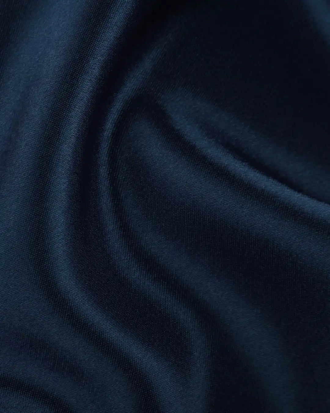 Der zarte Stoff ist besonders angenehm auf der Haut und trocknet schnell. Perioden Bademode jetzt in blau.