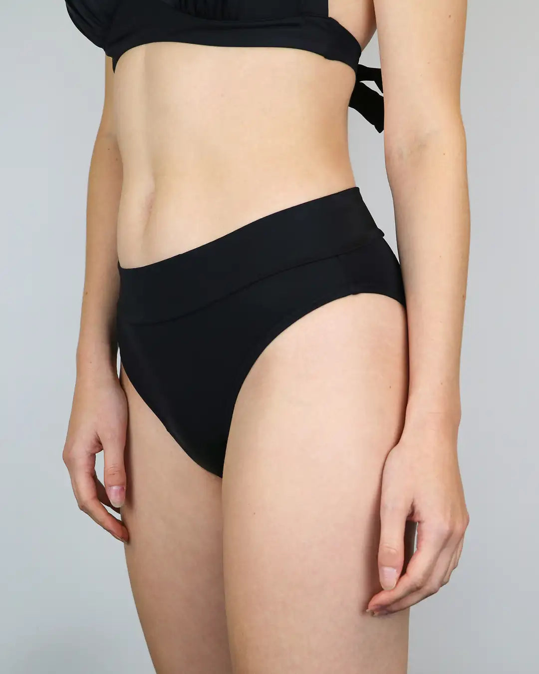 MYLILY Bikinihose Basic Slip schräg von der Seite. Perioden Bademode. Vegan und nachhaltig MYLILY organic femcare aus Bio-Baumwolle. Für die Periode von Frauen der perfekte Perioden Bikini.