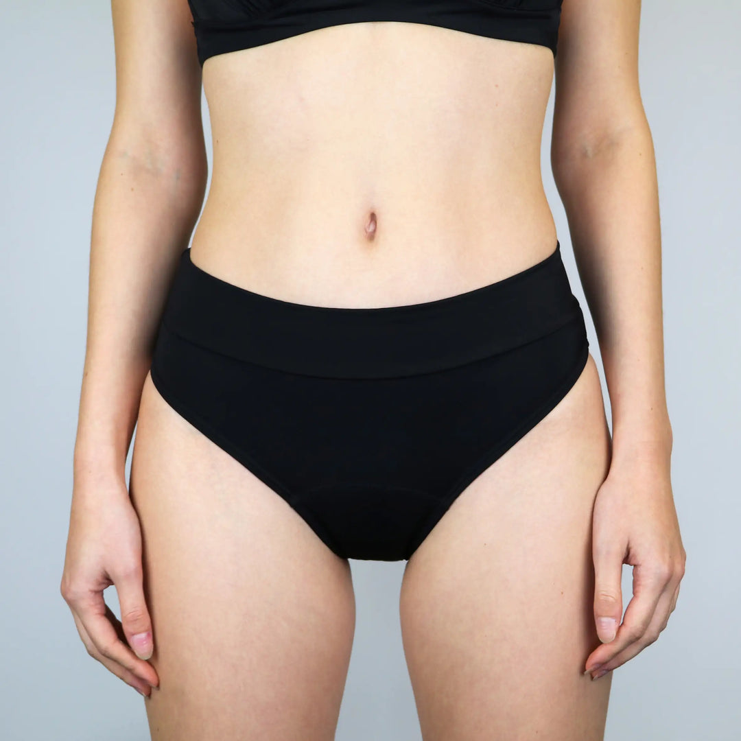 Unsere MYLILY Perioden Bikinihose Basic Slip. Nachhaltige Perioden Bademode zu 100% vegan & nachhaltig von MYLILY organic femcare #farbe_schwarz