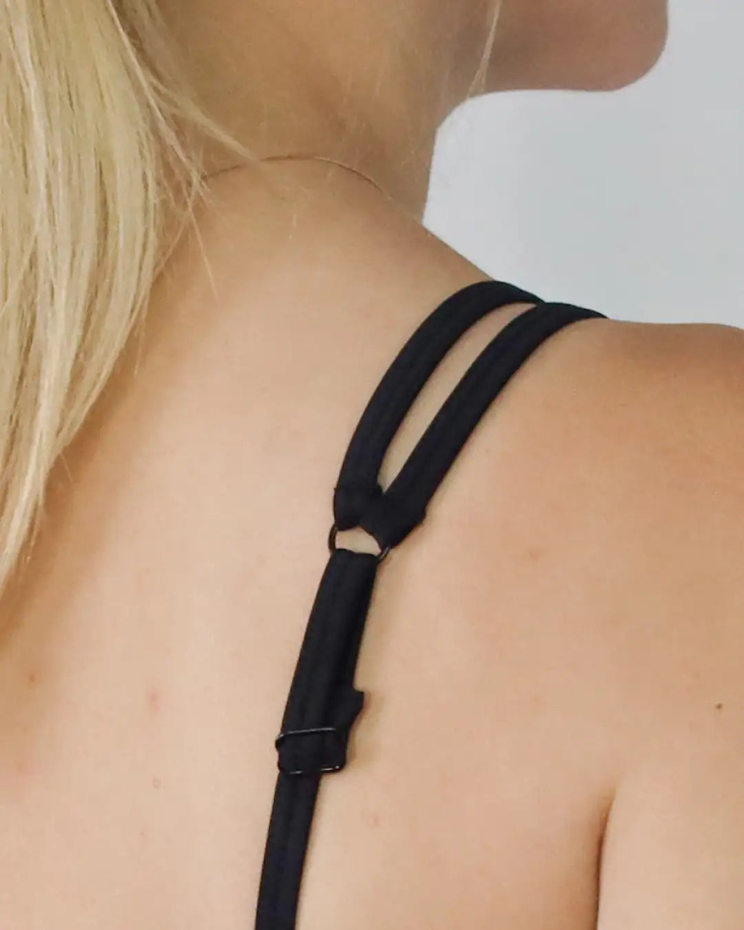 Mit praktischen verstellbaren Trägern die doppelt über die Schulter liegen.